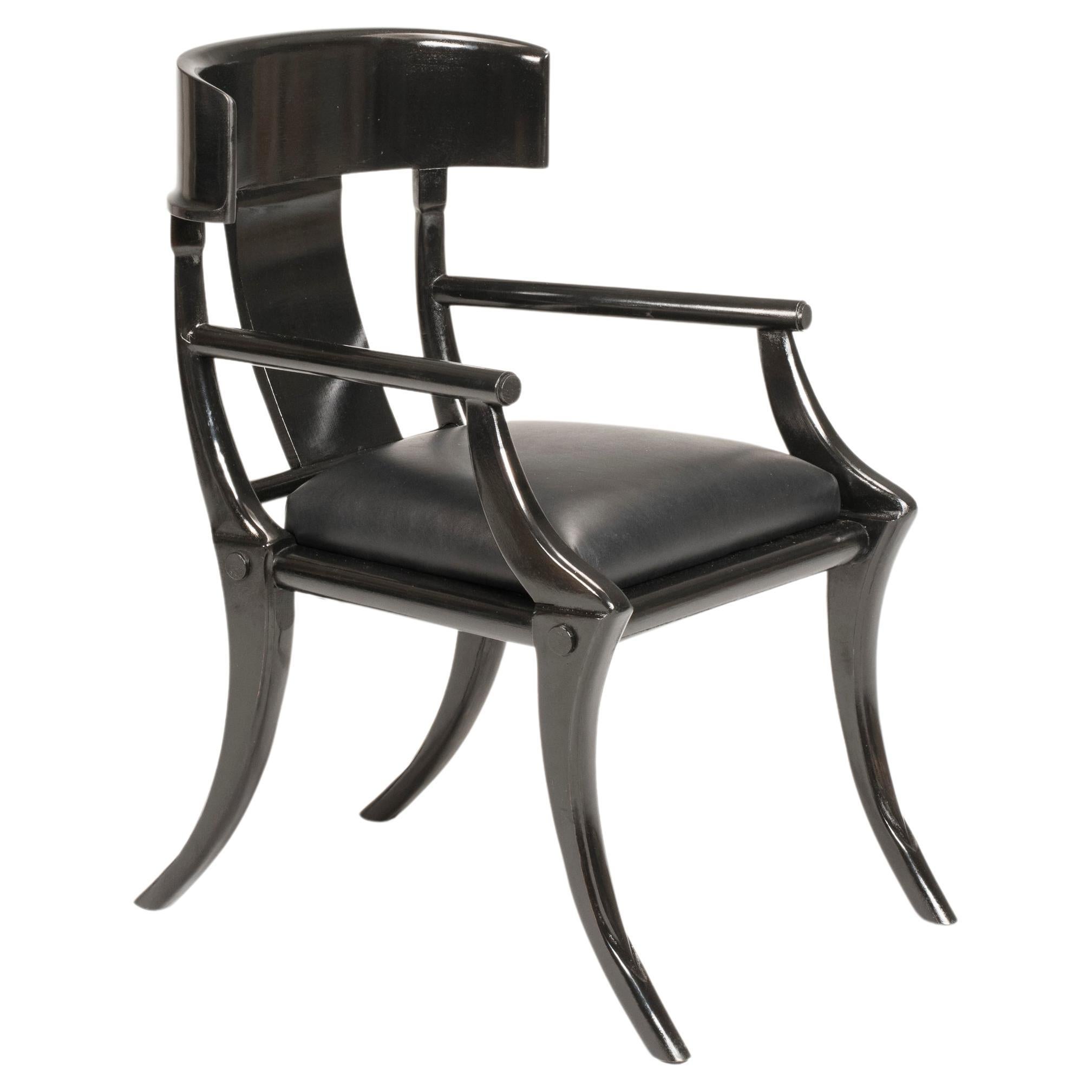 Klismos fauteuils en bois avec pieds sabres en cuir noir, couleurs personnalisées possibles 