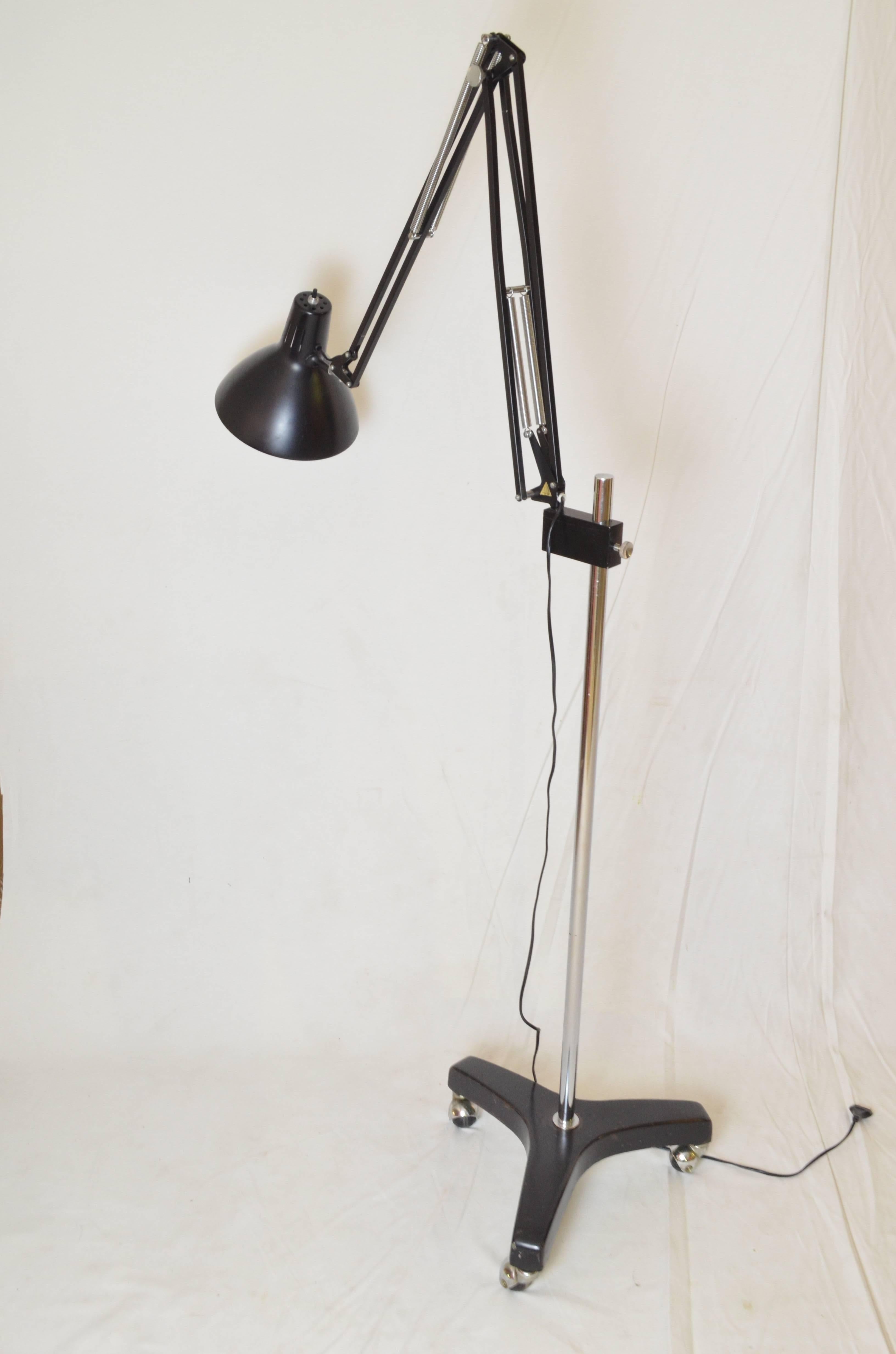The Naska lamps is a classic from 1933. Simple and functional, with a revolving, adjustable arm. It comes in black color showing the original brass tag stating Naska Loris Norway Original. This item has been produced around 1970s. It is perfect to