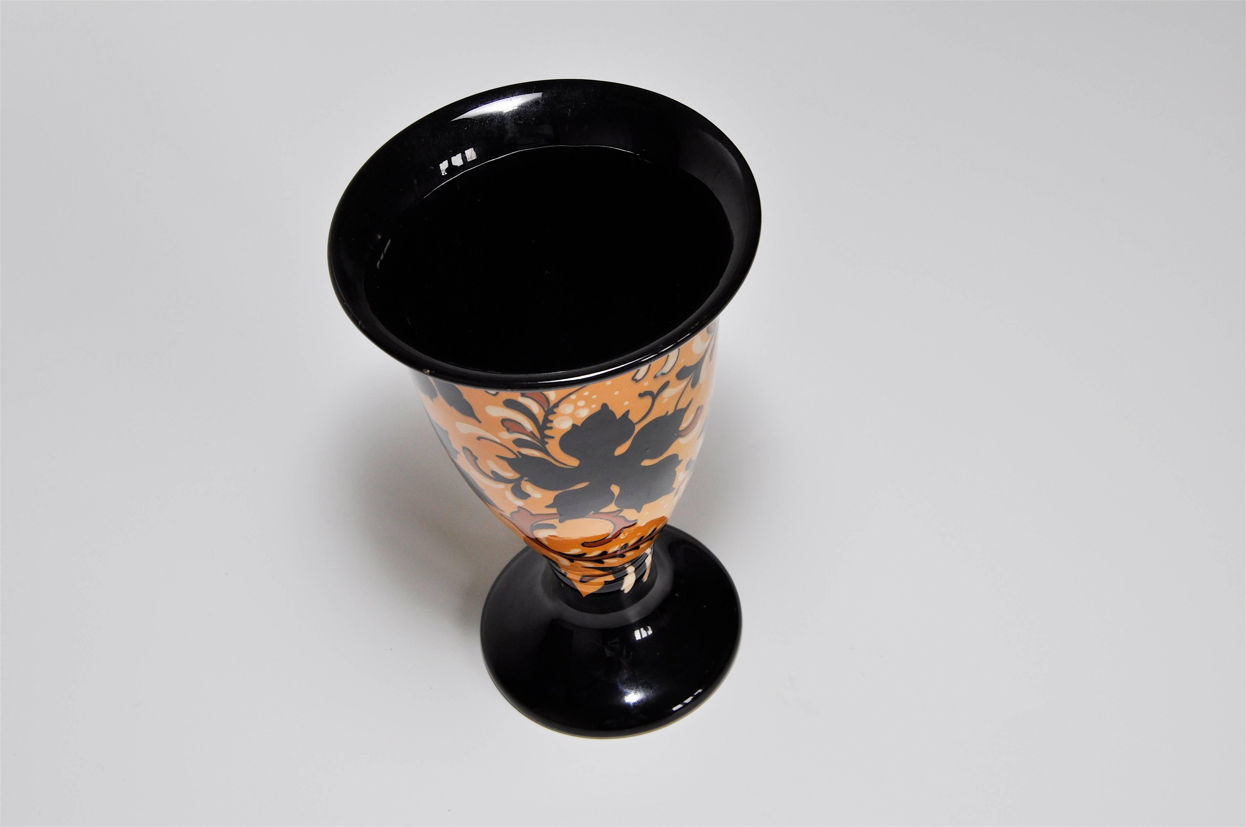 Yellow and Black Floral Dutch Gouda Art Nouveau Regina Pottery Ceramic Pot Vase In Good Condition For Sale In Great Britain, Northern Ireland