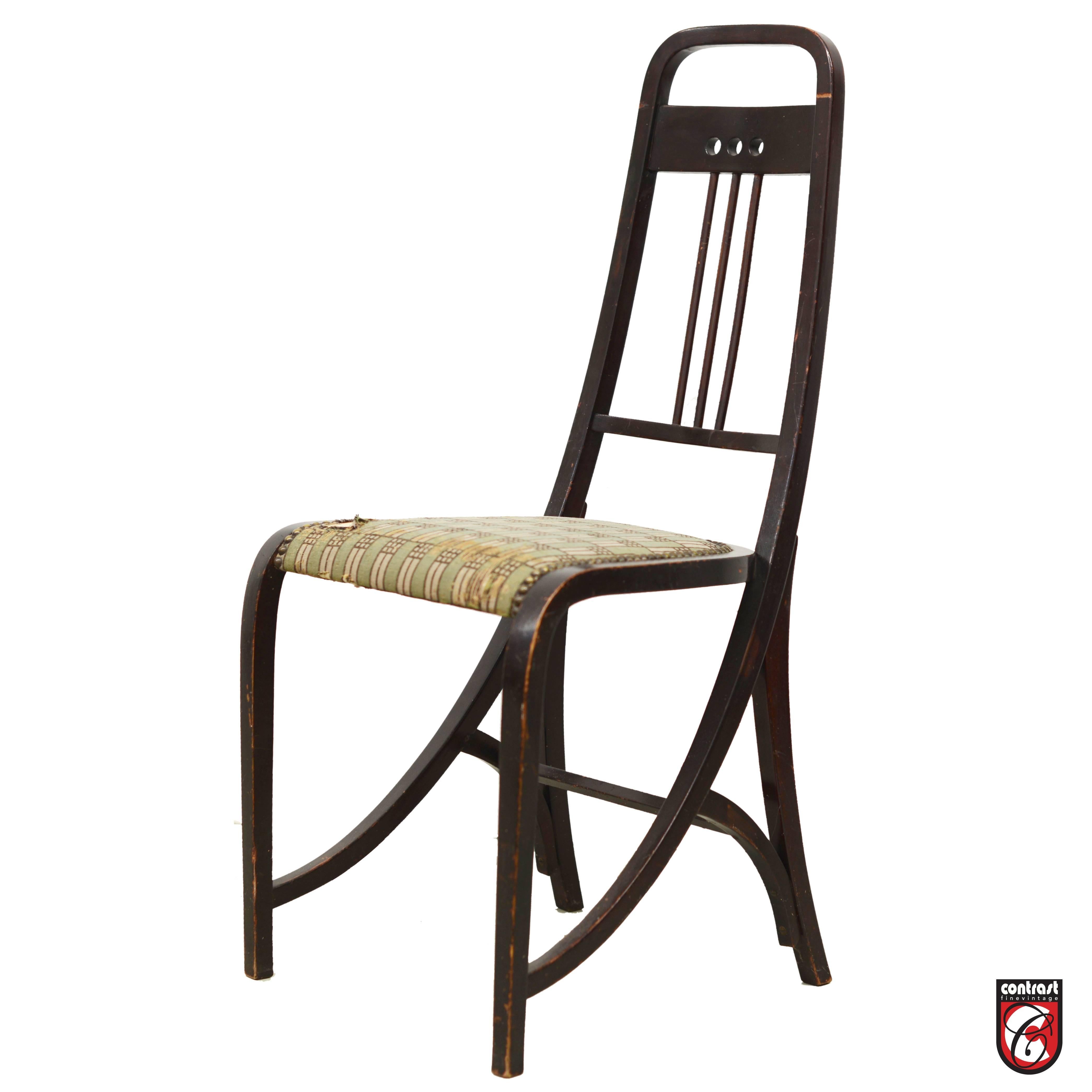 Thonet Chair model nr. 511.
Here shown in a Thonet catalog. The design is a mixture of elements of Art
Nouveau and Vienna architect style.
All original with the original Weiner Werkstatte fabric design.