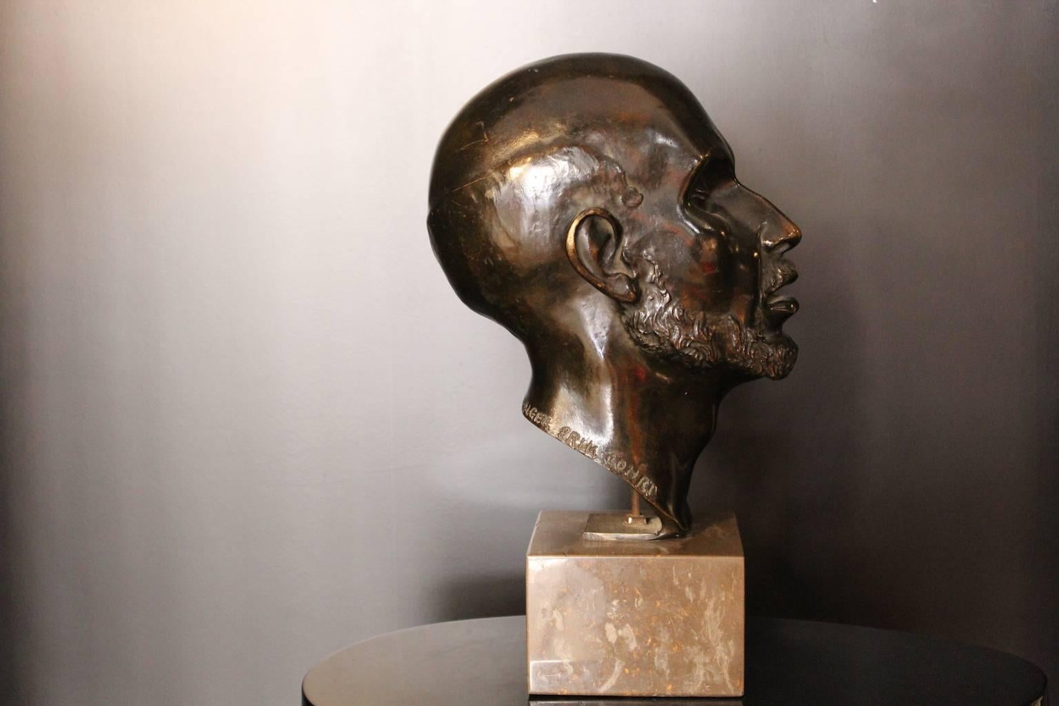 1920 tête d'Erik Cohort sculpture en bronze sur socle en marbre (moulage à la cire perdue par la fonderie Meroni et Radice France).
Erik Cohrt (Danemark, 1902-70) a étudié à l'Académie royale de Rome et a vécu à Alger
depuis de nombreuses années