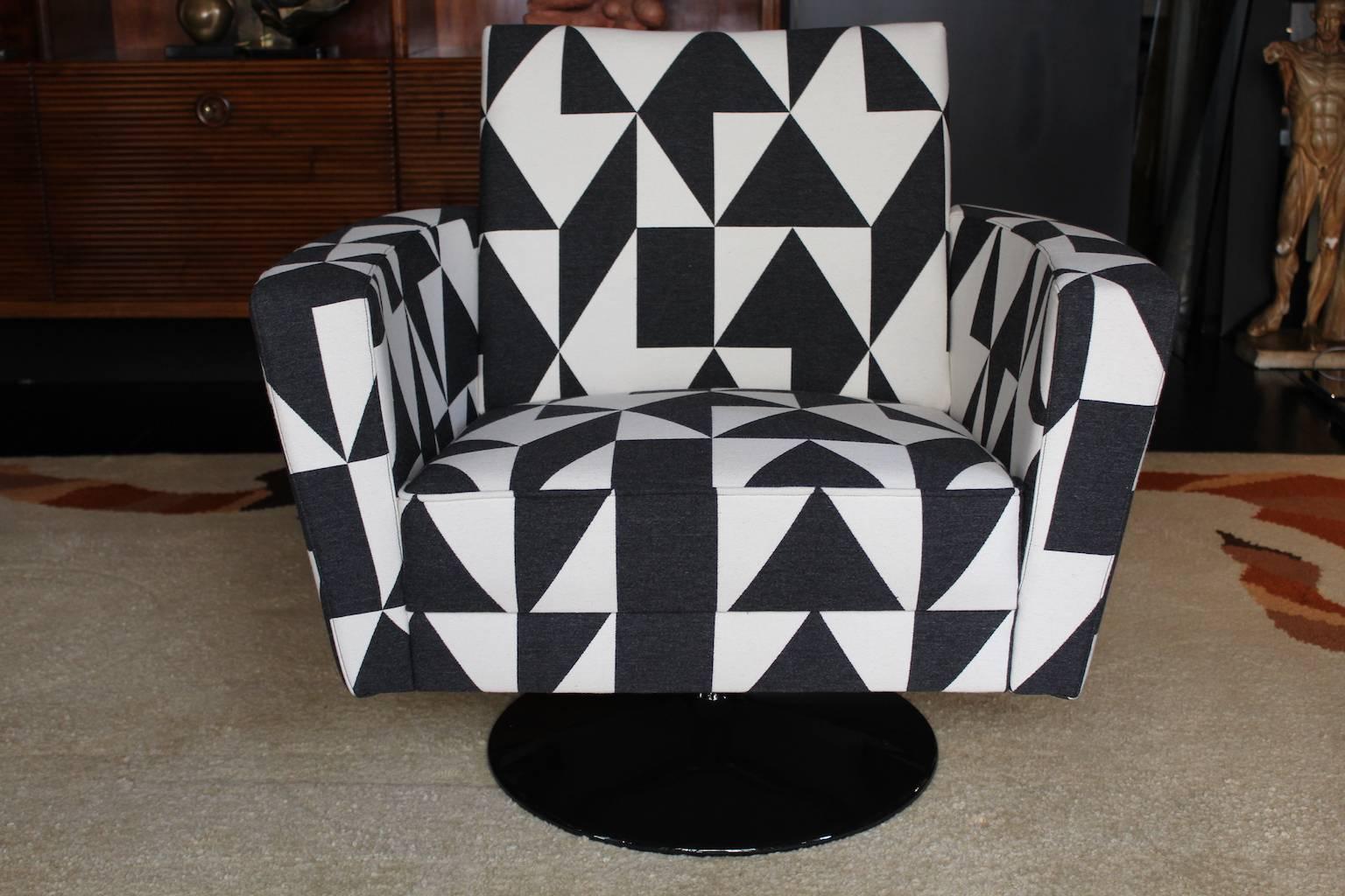 Pair of 1970s swivel armchairs, coated with an optical black white cotton and wool fabric, base in black shiny metal.