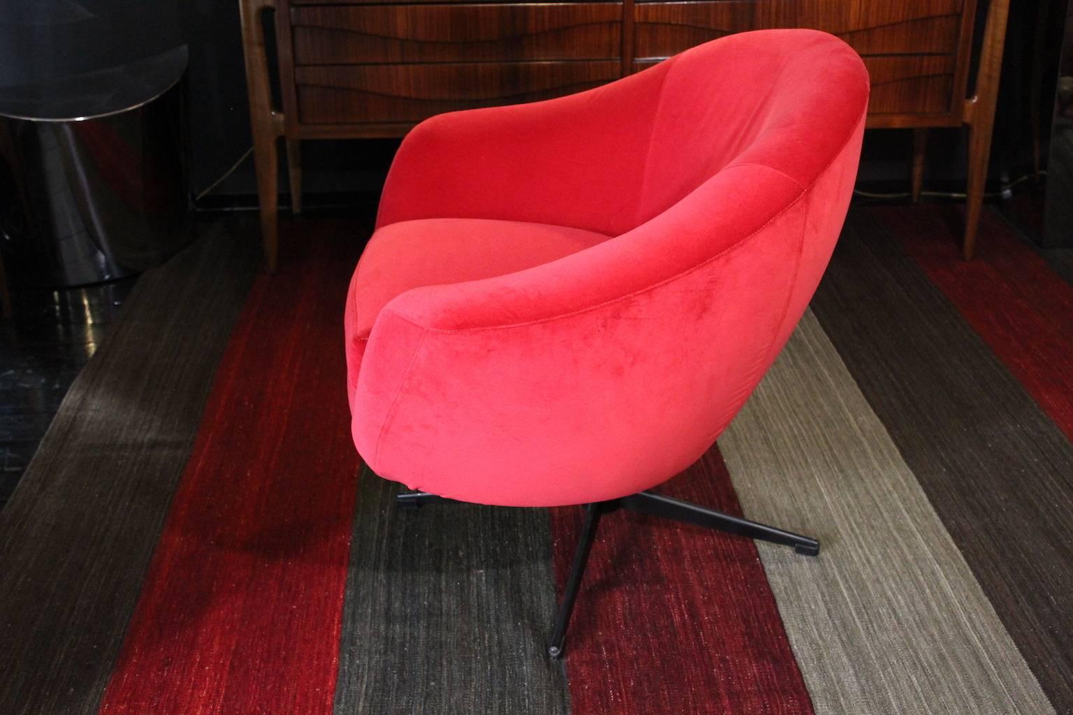 Midcentury Red Coral Velvet and Black Metal Swivel Italian Armchairs, 1960s 

1960 swivel armchairs, red coral velvet and black metal base.