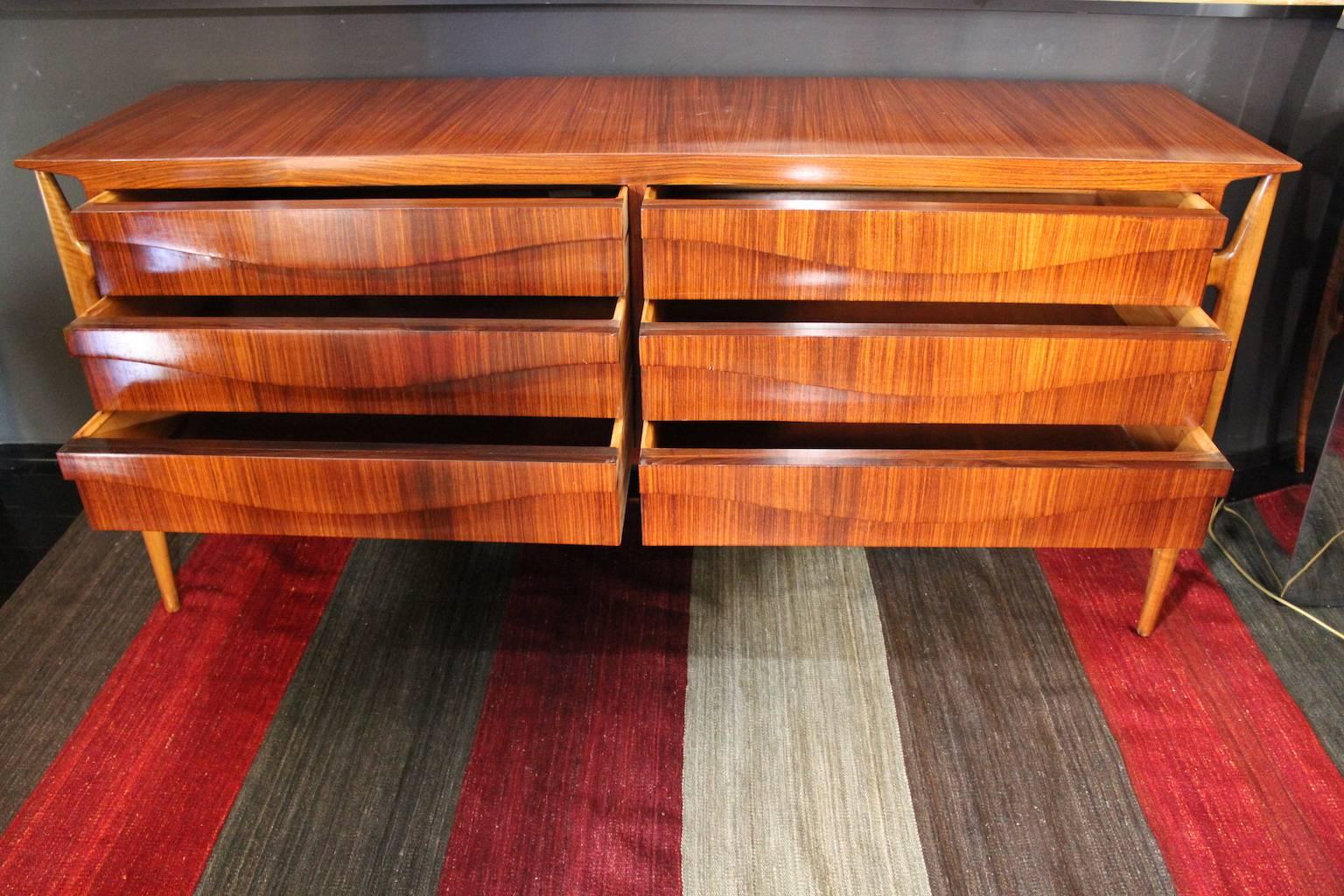 1960s rosewood and sycamore chest of drawers.

It is an article that requires CITES certification and the shipping costs for the USA are very high