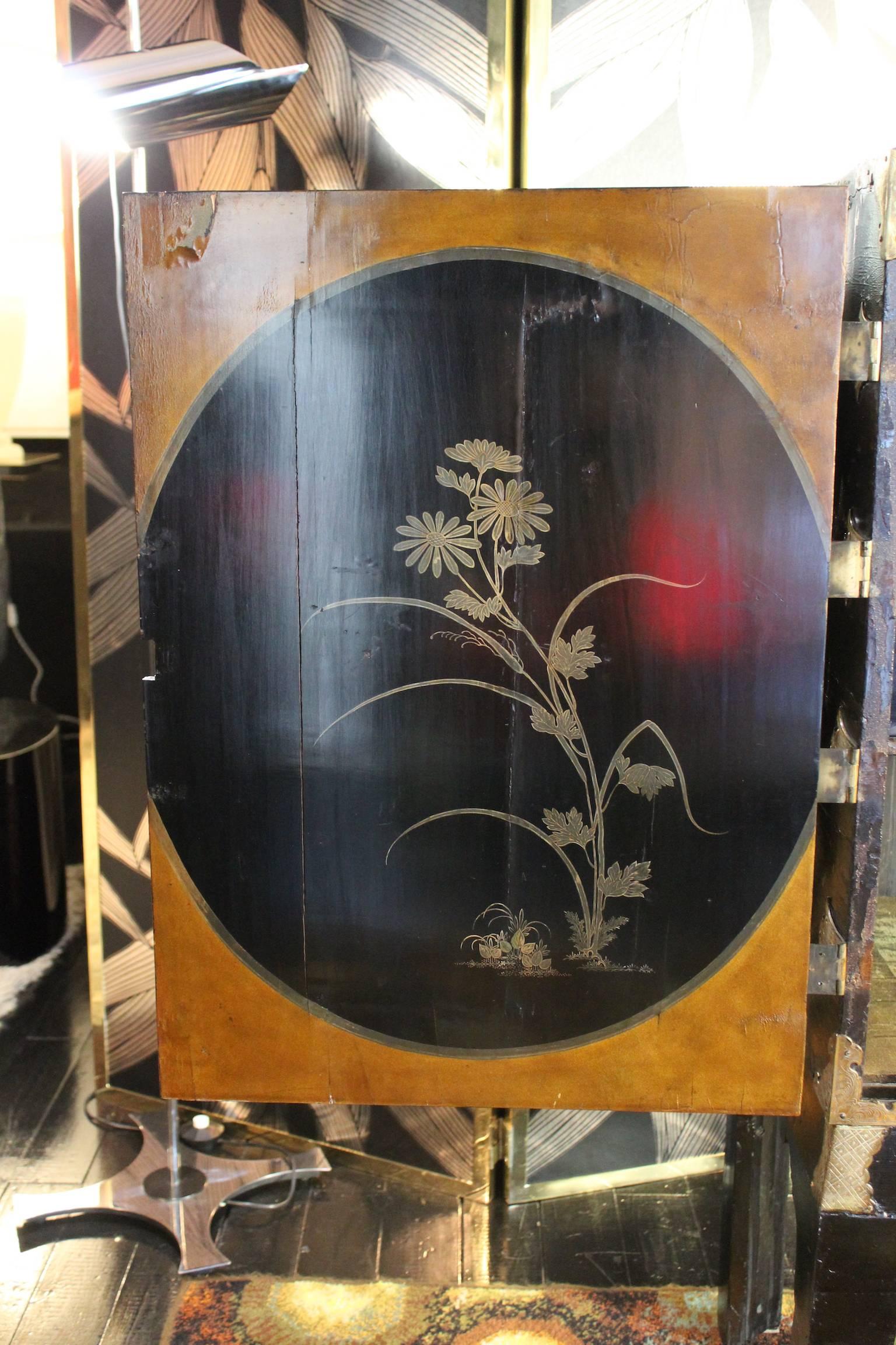 Lacquered Early 20th Century rectangular China Small Cupboard, hand painted wood For Sale