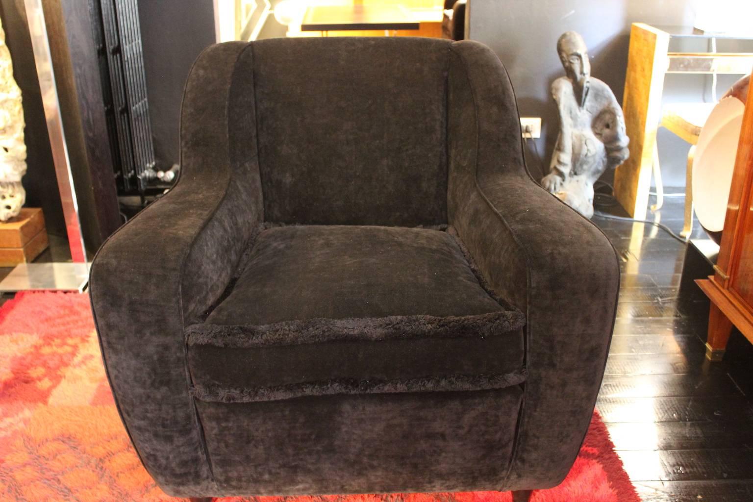 Coppia di bellissime poltrone anni '60 in velluto di cotone nero, imbottitura in poliuretano anallergico, gambe in noce nero.