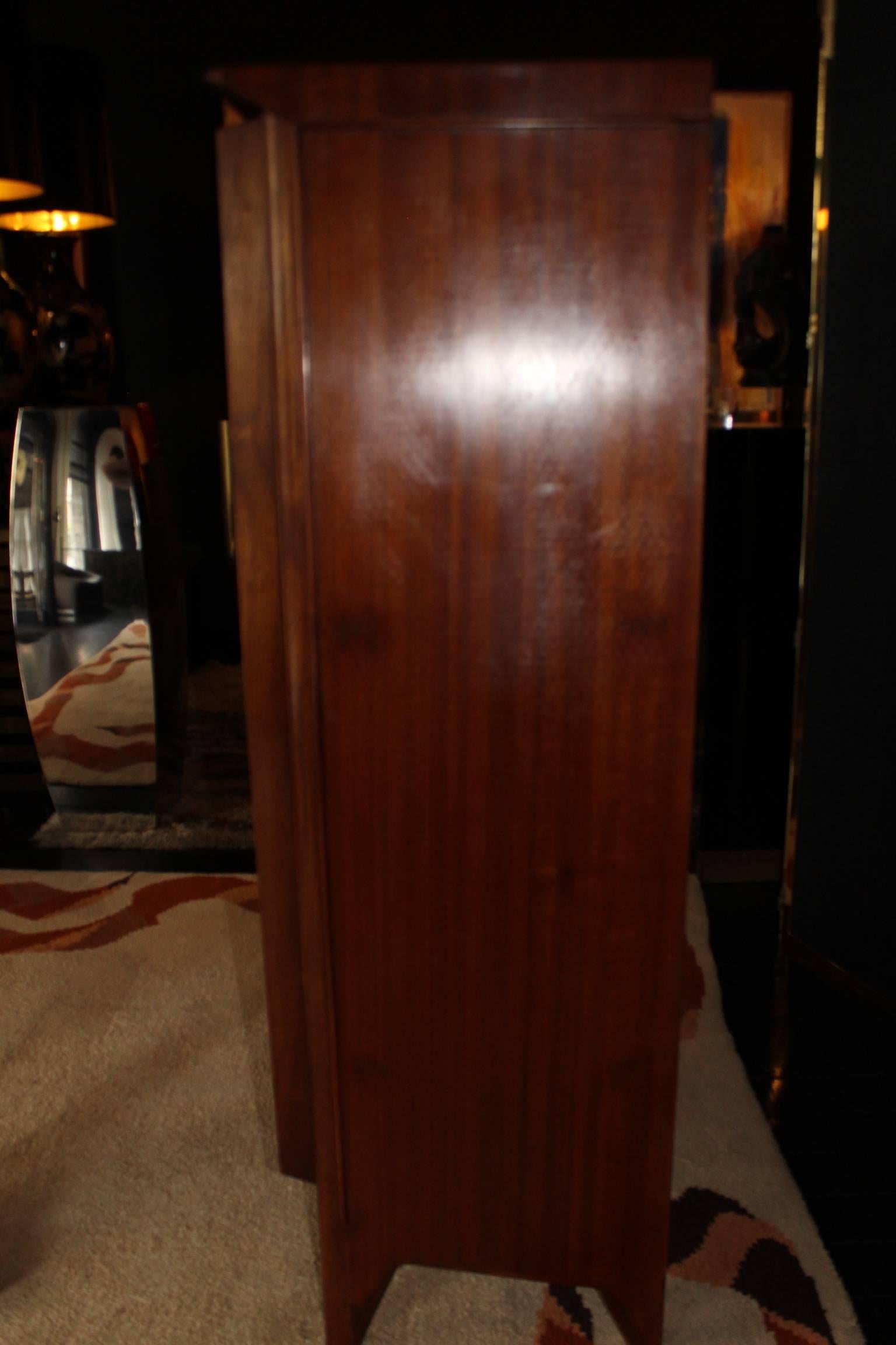 1950 Particular and Graceful Rectangular Sideboard in Walnut and Brass Finish In Good Condition For Sale In Milano, IT