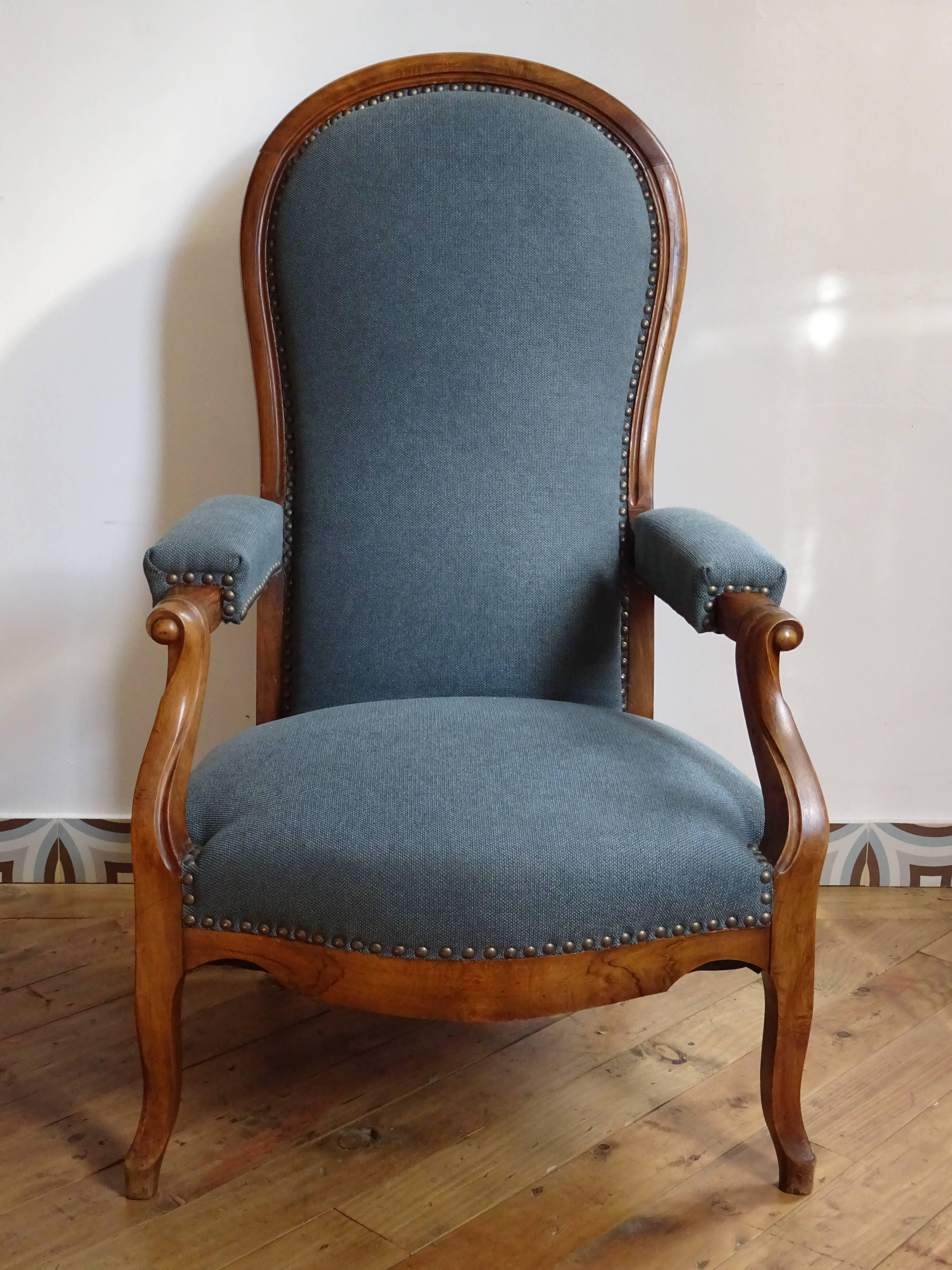 Early Century, French Reclining Walnut Voltaire Chair In Excellent Condition For Sale In Madrid, ES