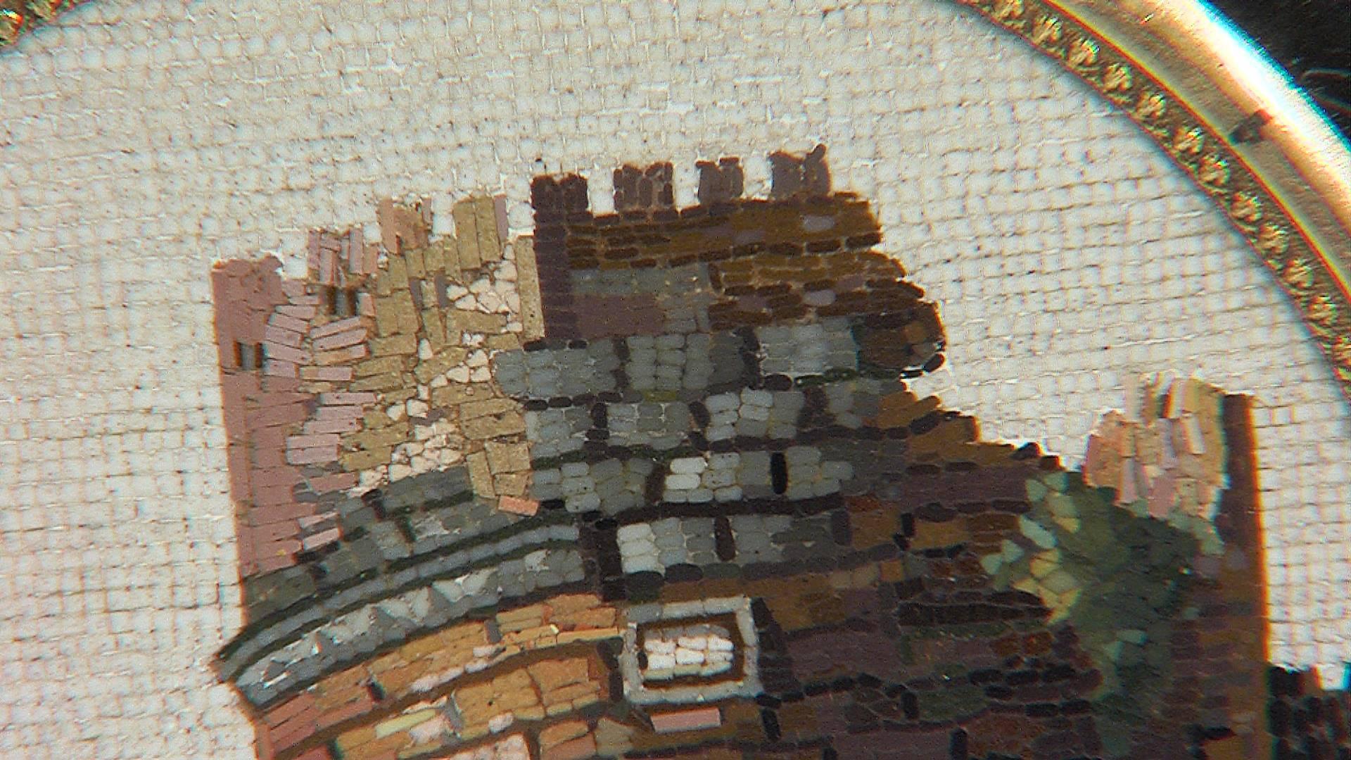 A rare tortoise shell pill box with gold ferrule. The lid features a micromosaic depicting the ruins of Caecilia Metella's tomb outside Rome. Manufactured by the Vatican school Reverenda Fabrica Sancti Petri, late 18th-early 19th century.