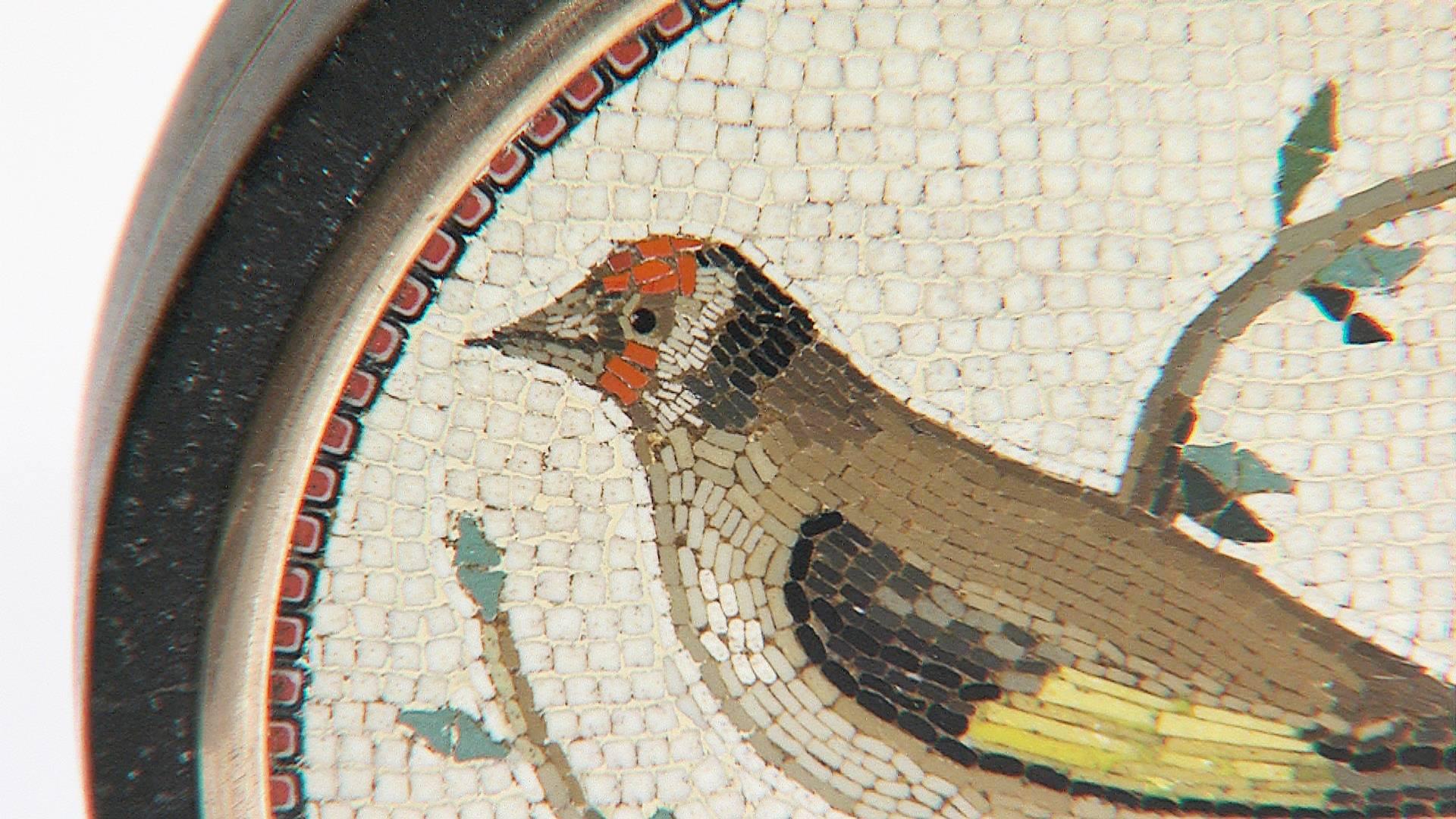 Round pill box in lavic rock with gold ferrule and micromosaic depicting a goldfinch. By Roman mosaicist Giacomo Raffaelli (1753-1836).