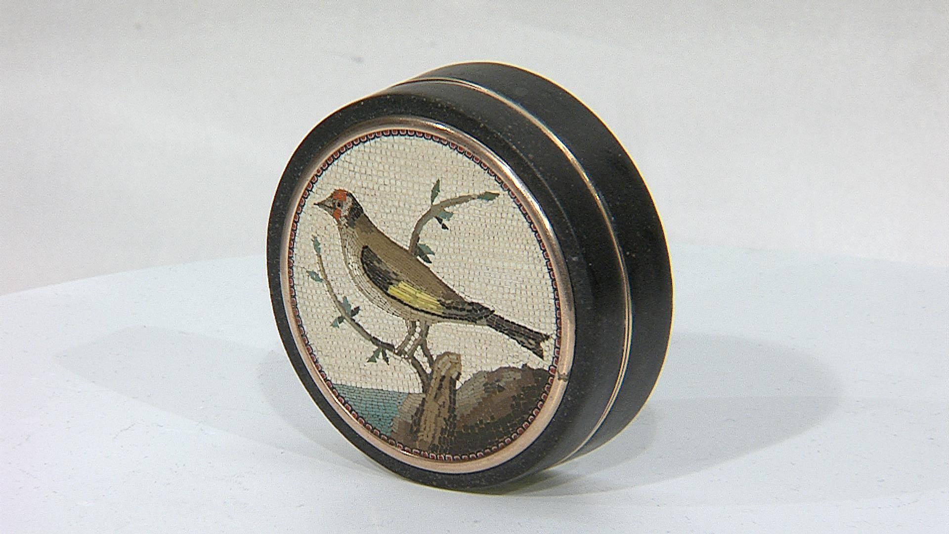 Pill Box, Lavic Rock and Gold, Micromosaic Depicting Goldfinch, 18th Century For Sale 1