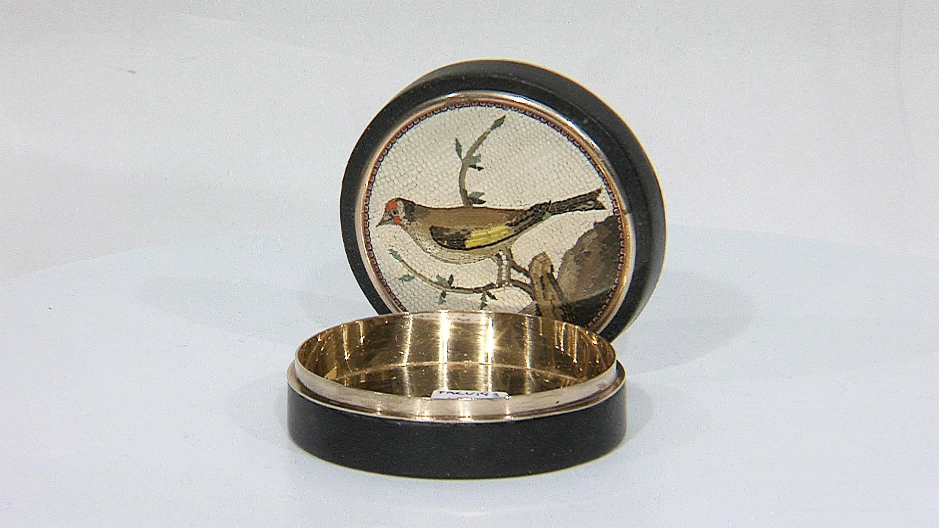 Pill Box, Lavic Rock and Gold, Micromosaic Depicting Goldfinch, 18th Century For Sale 2