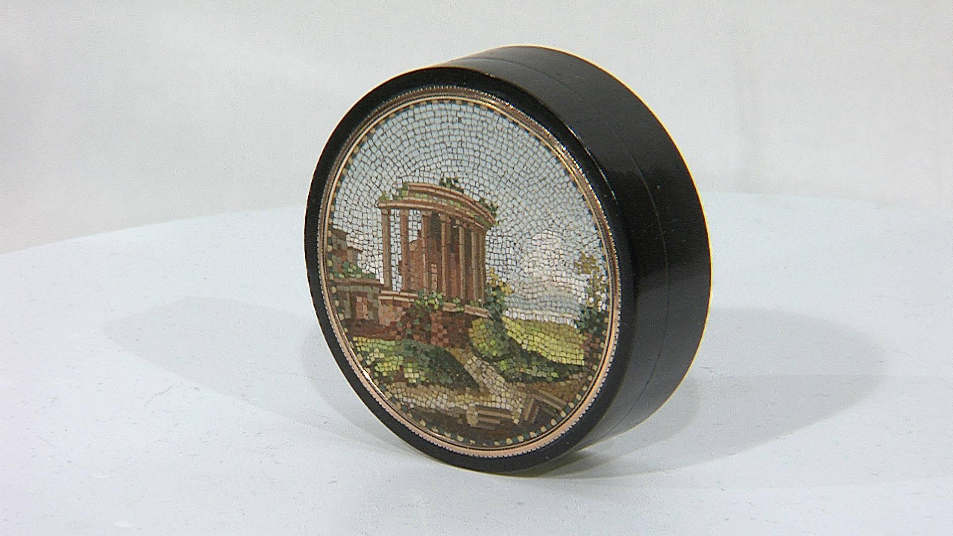 Neoclassical Tortoise Shell and Gold Box with Micromosaic, Temple of Vesta, 18th Century For Sale