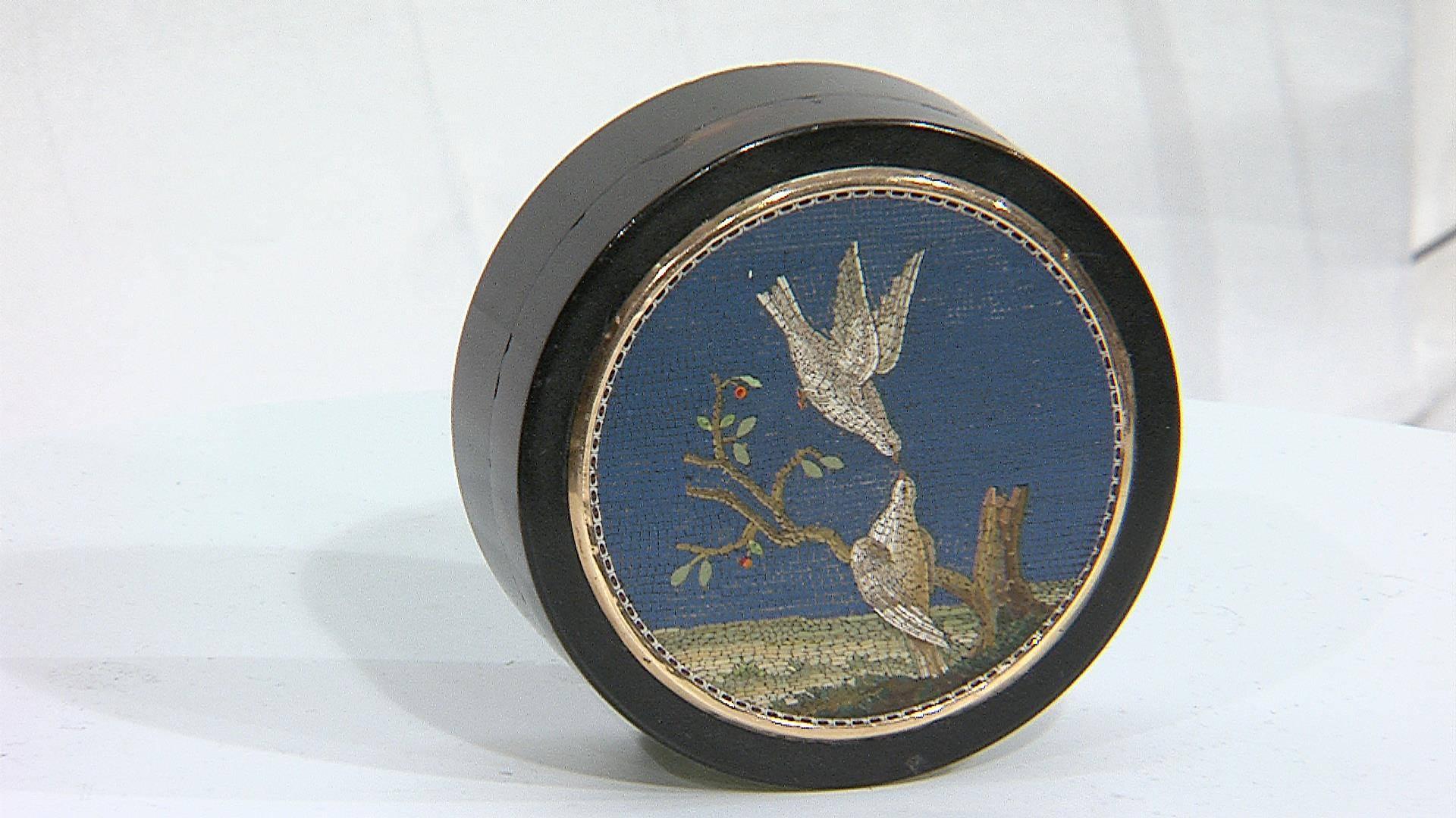 Tortoise shell pill box with gold ferrule. The lid features a micromosaic depicting two doves on an olive branch. Giacomo Raffaelli (1753-1836), Rome, late 18th century.