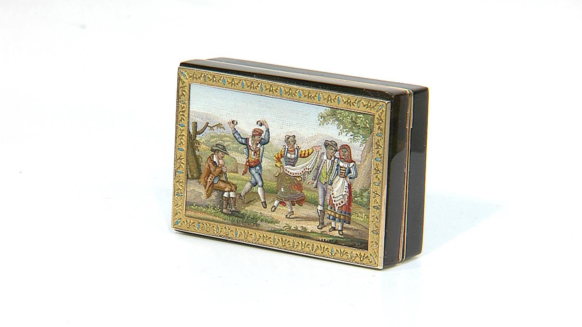 Rectangular snuff box in tortoise shell with gold and enamel framing.
From the Vatican school “Reverenda Fabrica Sancti Petri,”
Rome, late 18th century.

The fine micromosaic depicts a country festivity, and what appears to be an Italian
