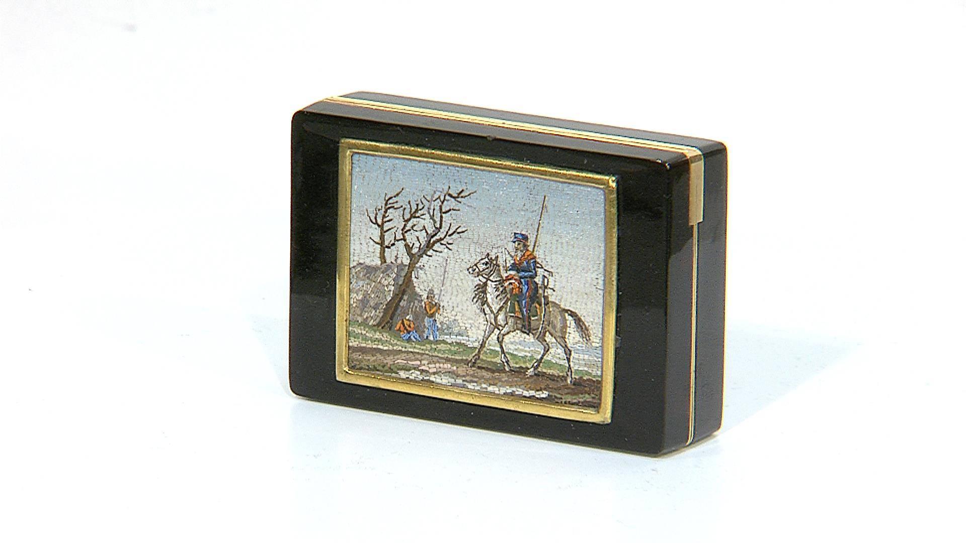 Snuff box in tortoise shell, with refined gold framing.
Micromosaic by Michelangelo Barberi,
St Petersburg, early 19th century.

The micromosaic depicts an officer on horseback meeting soldiers in their winter quarters, an unusual scene for