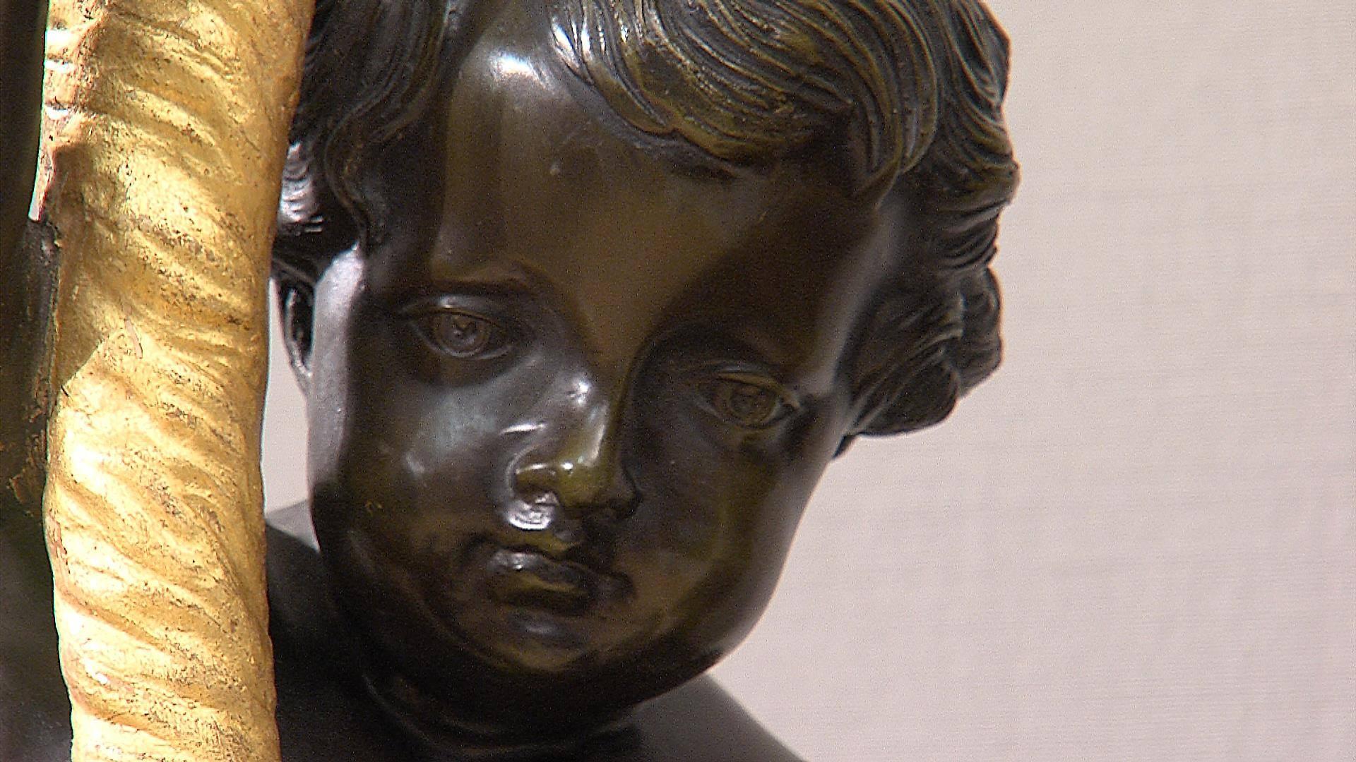 Two bronze putti, holing gold-plated cornucopia on 
