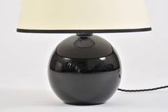 Lampe de table en forme de sphère en verre noir à la manière de Jacques Adnet