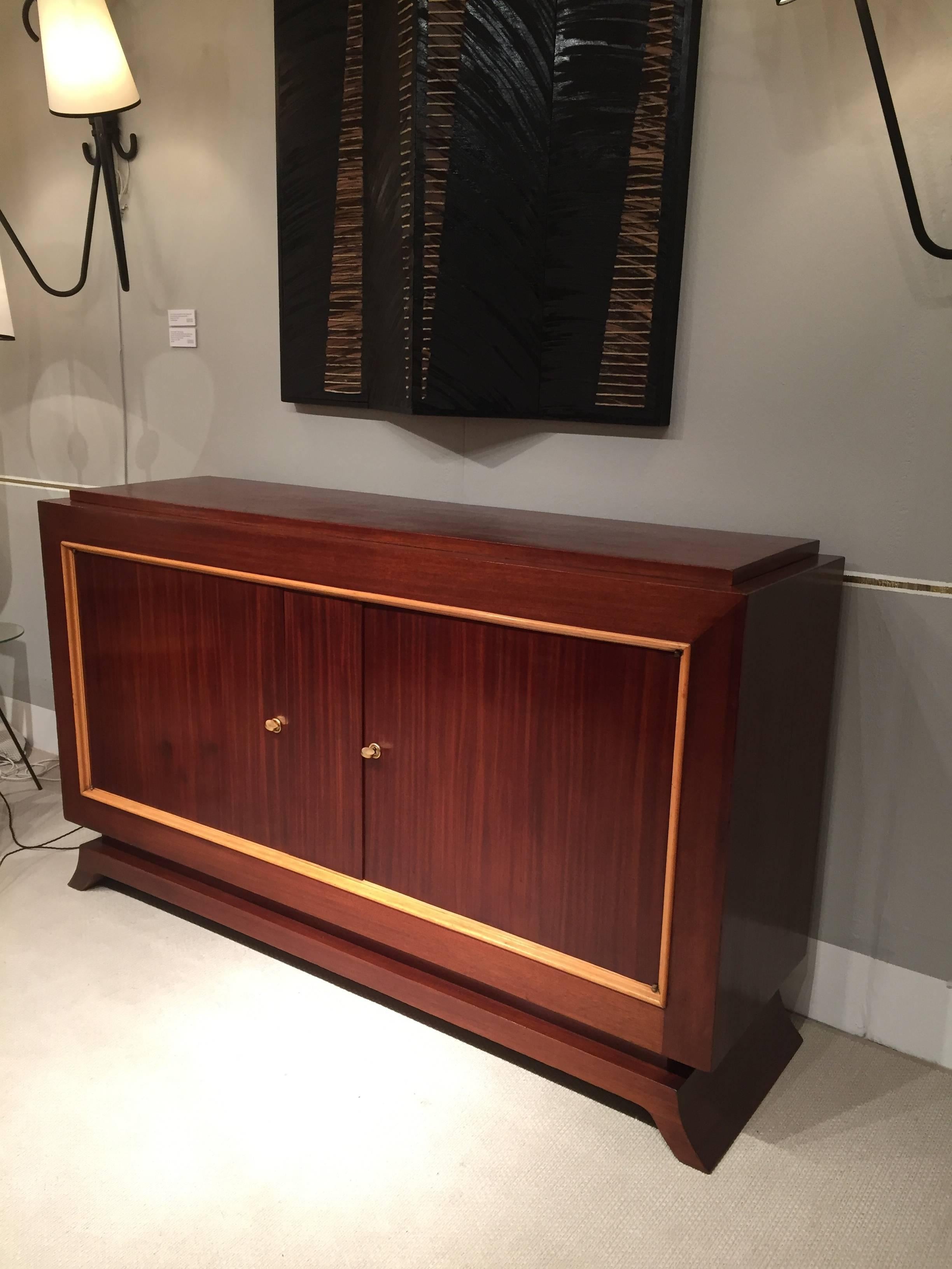 An important mahogany and sycamore sideboard, opening with two door with brass key holes and keys, with 'gradin' stepped top, on recessed base and arched feet. The interior fitted in mahogany and oak, with a central shelf.
France, circa
