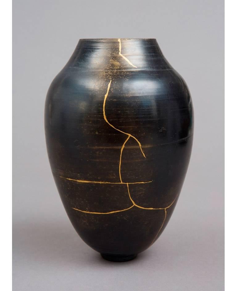 Karen Swami, 2016

Hand-thrown stoneware, agate burnished, smoked, waxed, reworked with urushi lacquer and pure gold, in the Kintsugi technique.

Unique work of art, porous and non utilitarian

Measures: 23 cm high x 16 cm diameter

Pièce
