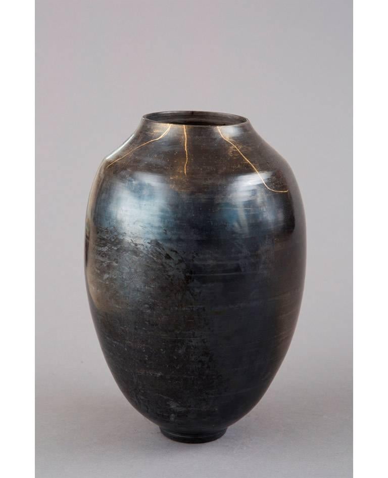 Karen Swami, 2017

Hand thrown stoneware, agate burnished, smoked, waxed, reworked with Urushi lacquer and pure gold, in the Kintsugi technique.

Unique work of art, porous and non utilitarian

Measures: 25 cm high x 15 cm diameter

Pièce