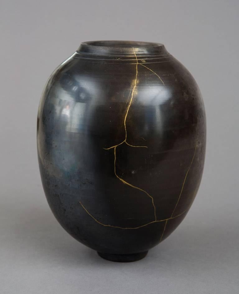 Karen Swami, 2017

Hand-thrown stoneware, agate burnished, smoked, waxed, reworked with Urushi lacquer and pure gold, in the Kintsugi technique.

Unique work of art, porous and non utilitarian

Measures: 21.5 cm high x 17 cm diameter

Piece