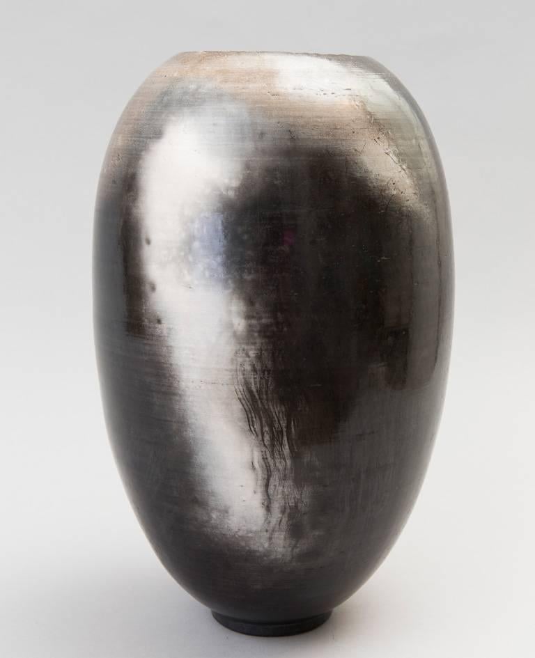 Karen Swami, 2016.

Hand thrown stoneware, agate burnished, smoked, waxed, reworked with Urushi lacquer and pure gold, in the Kintsugi technique.

Unique work of art, porous and non utilitarian

33 cm high x 19 cm diameter

Pièce unique -