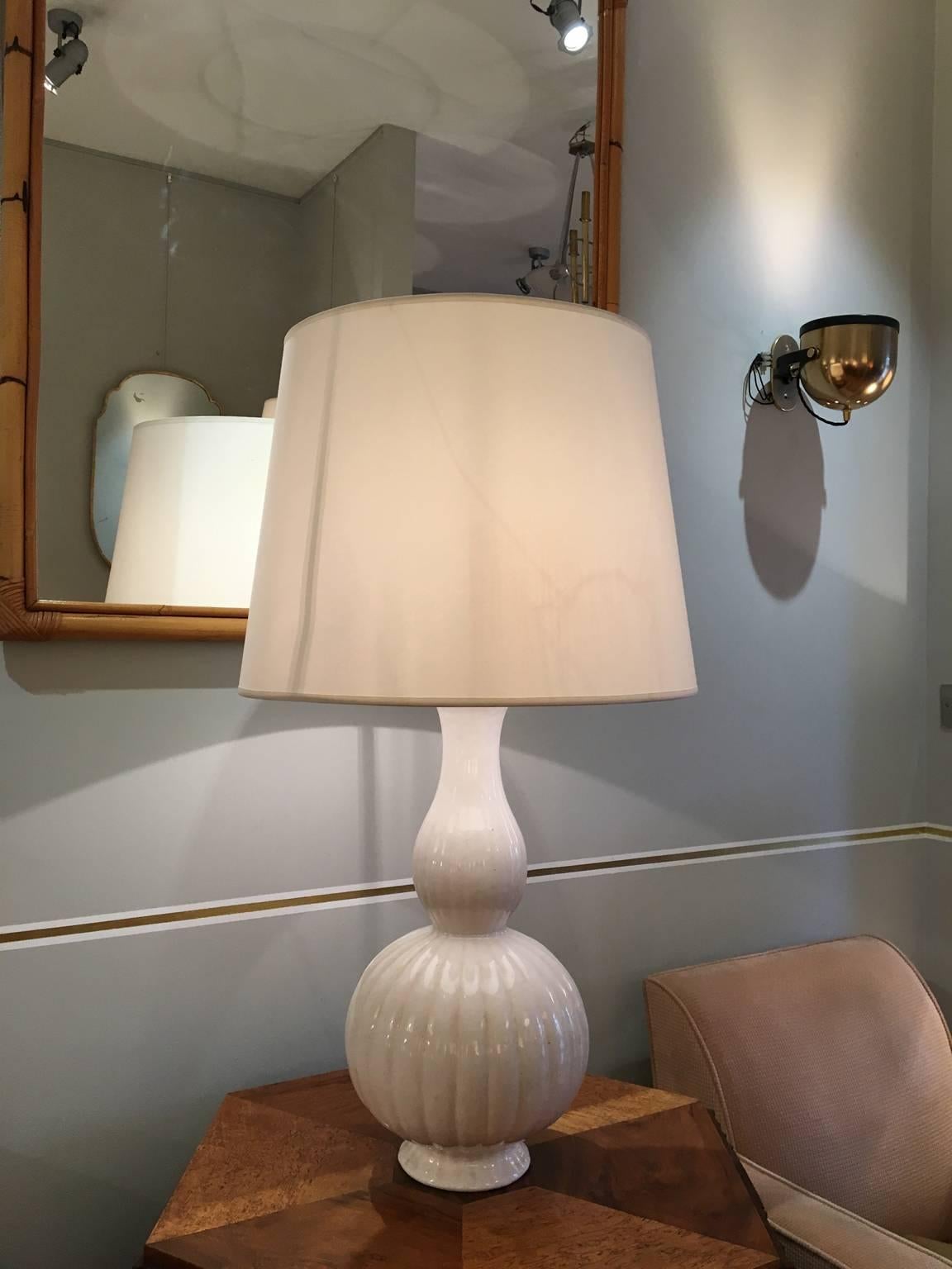 Large French 1970s White Ceramic Table Lamp In Excellent Condition In London, GB