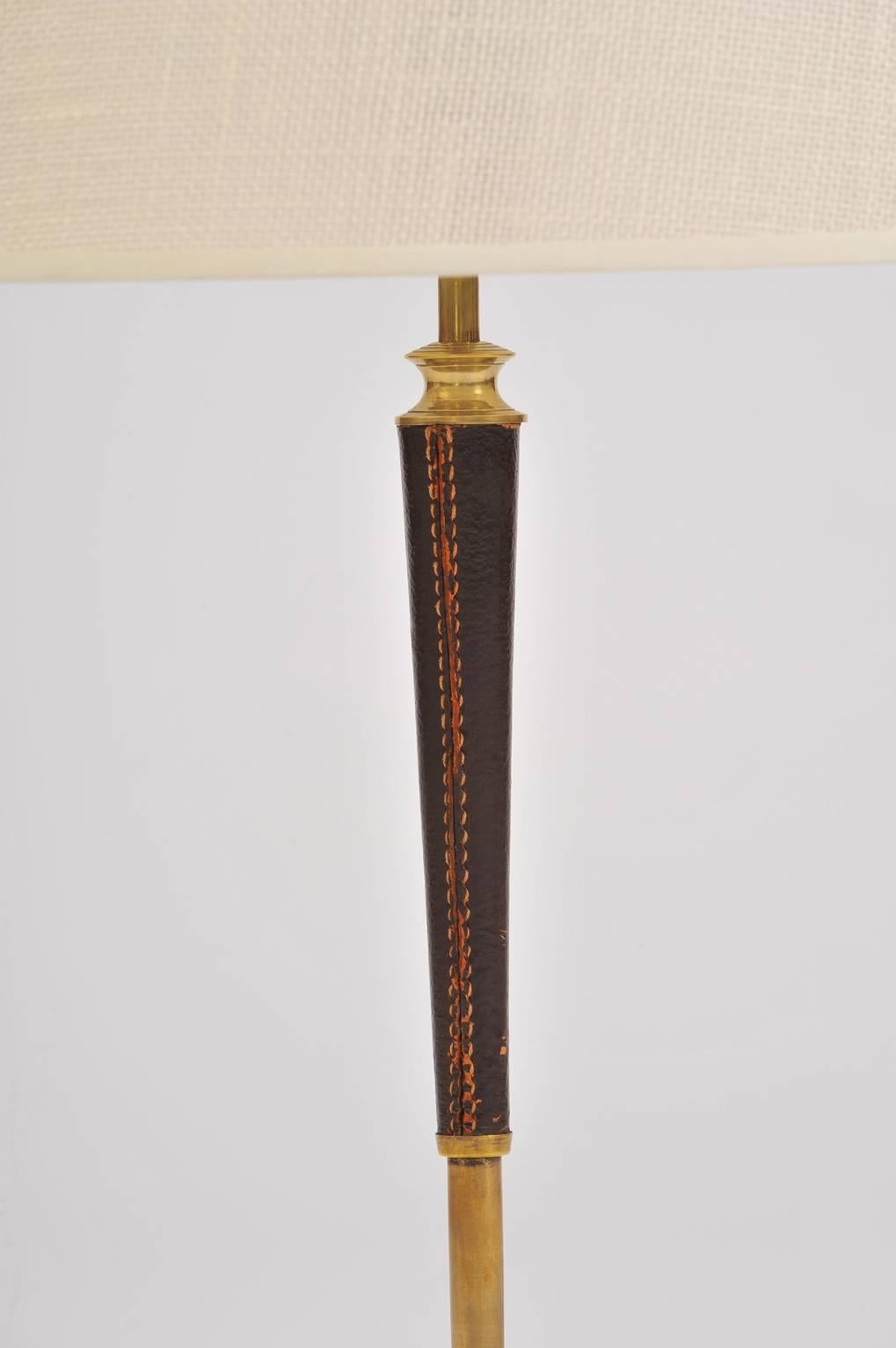 Brass and Stitched Brown Leather Table Lamp, in the Manner of Jacques Adnet In Good Condition In London, GB
