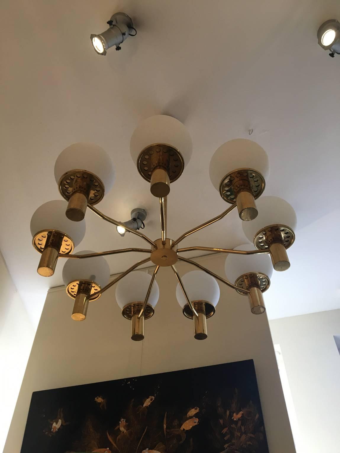 Large Swedish 1950s Brass and Glass Globes Chandelier In Excellent Condition In London, GB