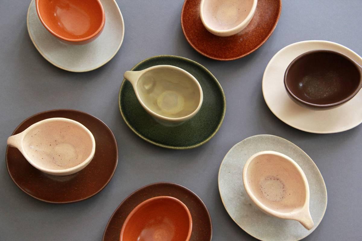 This modern coffee set was designed by Ben Seibel for Roseville Pottery Company and distributed by Richards-Morgenthau under the name Raymor Modern Stonewar in the USA in 1952. It is made from oval hand-shaped stoneware glazed in different colors.