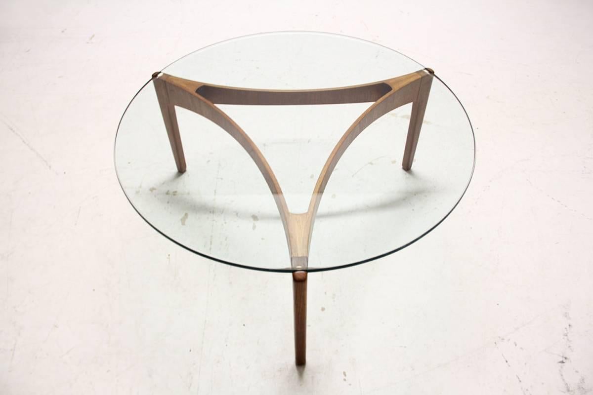 This sculptural Danish coffee table was designed in 1962 by Sven Ellekaer and manufactured by Christian Linneberg Møbelfabrik. It features a triangular teak frame and a 1 cm thick tabletop in glass. The table is in excellent condition.