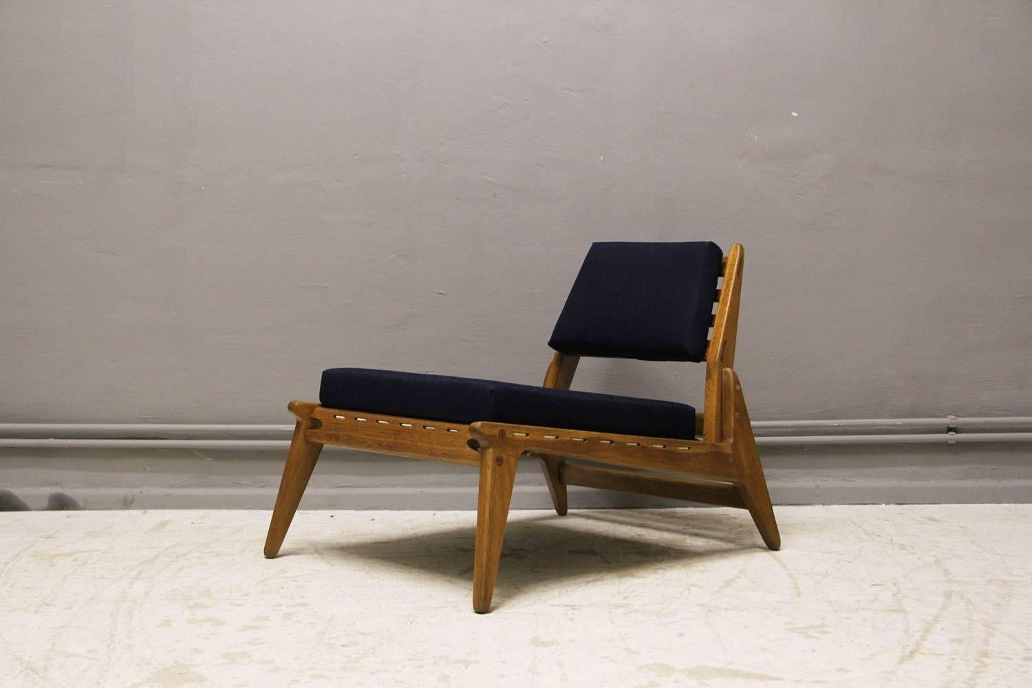 German Mid-Century hunting chair with ottoman from the 1950s in oak and night blue. Completely restored and newly reupholstered. Excellent condition!