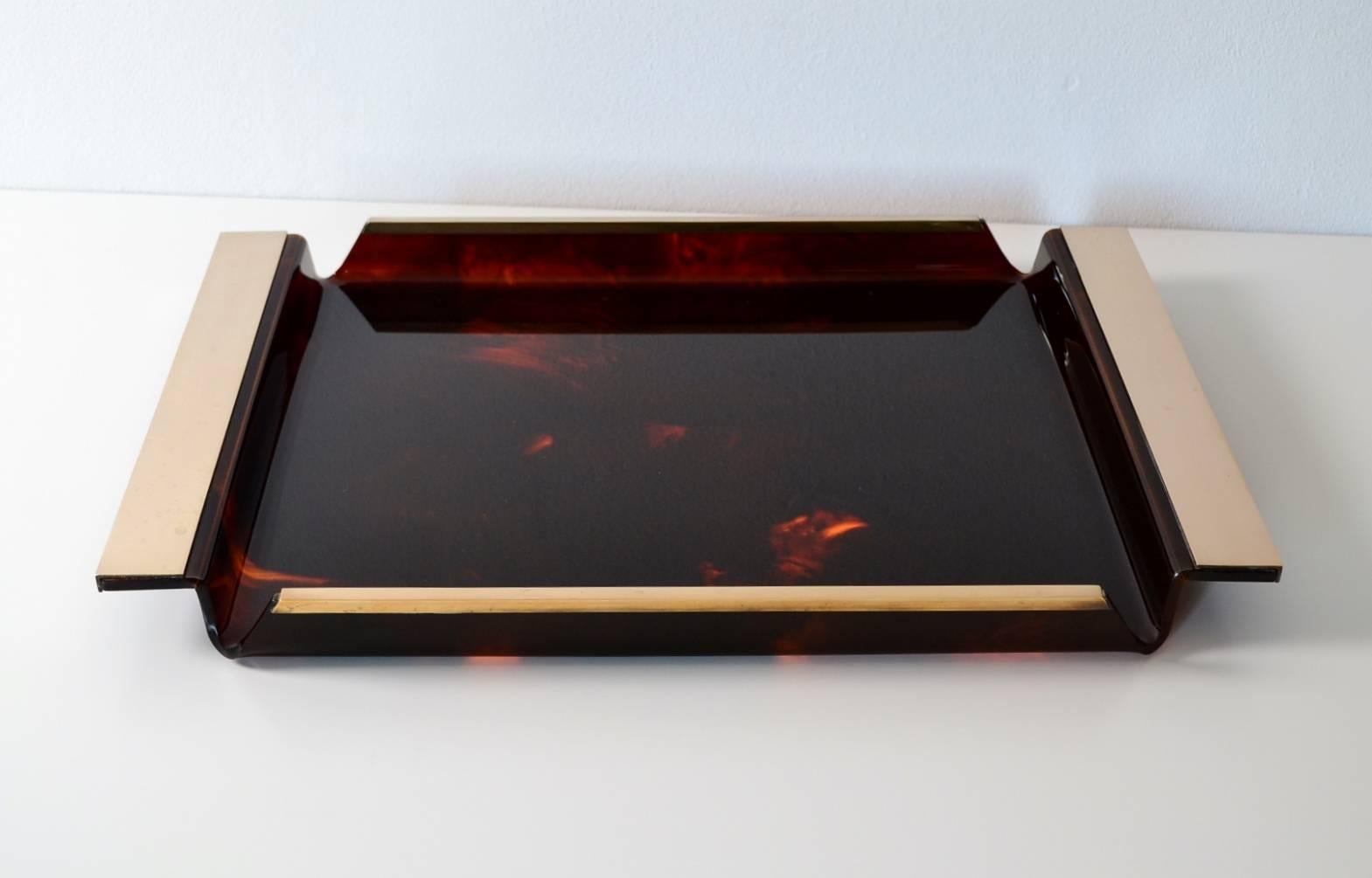 Beautiful large rectangular shape serving tray with Lucite in faux tortoiseshell pattern and shiny brass borders.
Stunning piece fitting with the 