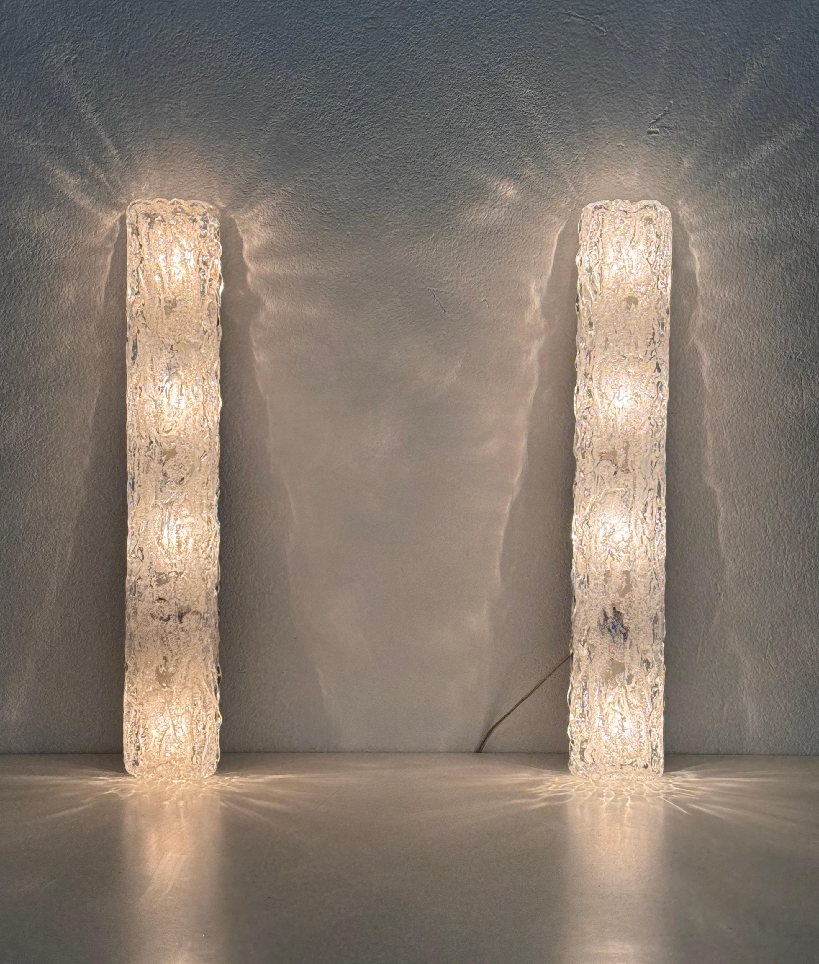 Pair Large Mid-Century Ice Glass Mirror Wall Sconces in Textured Art Glass, 1970 In Good Condition For Sale In Morazzone, Varese