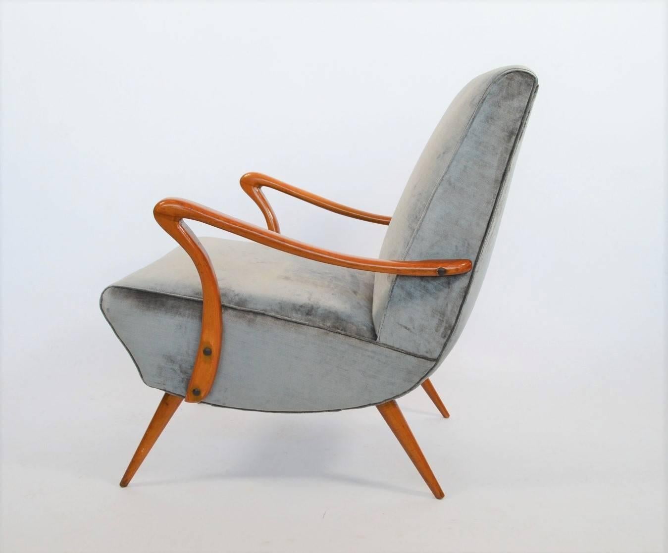 Elegant and stylish Italian armchair from the, 1950s in the style of Carlo Mollino.
Arms and legs are made of solid beech wood, which have been restored but left with their vintage optic; one leg is numbered with a metal plate.
(see picture)
The