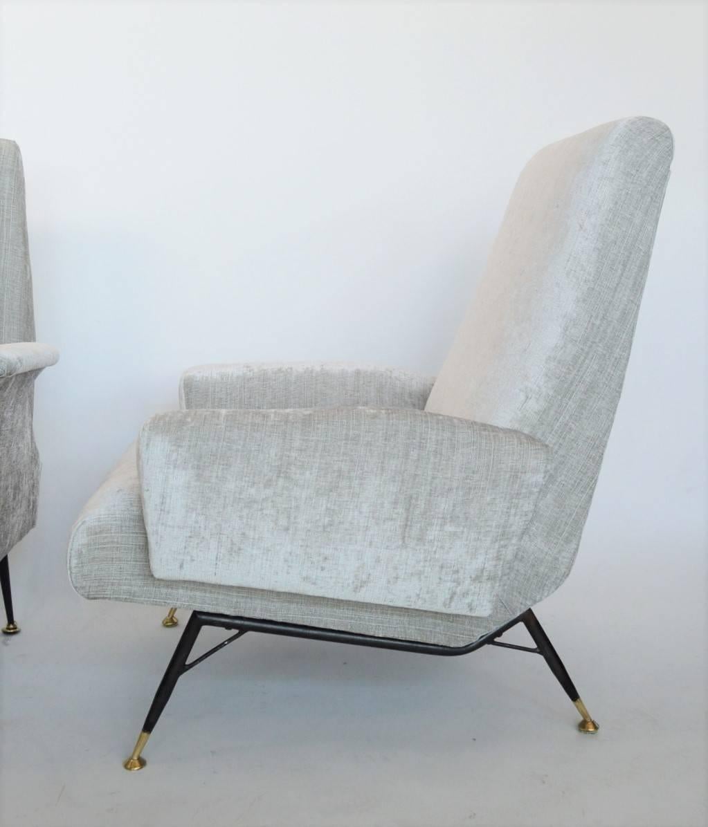 Beautiful and elegant Italian vintage armchair, original from the 1950s.
The armchair have been restored completely internally with high quality material and reupholstered with silver-white soft chenille fabric of best quality. (very similar to