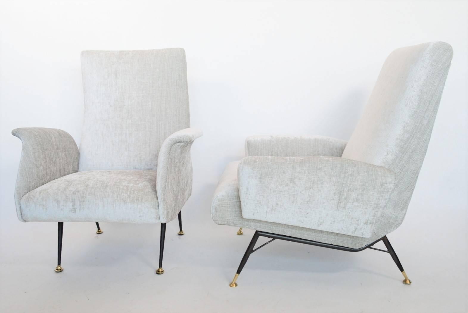 Italian Midcentury Armchair in White Chenille and Brass, 1950s In Excellent Condition In Morazzone, Varese