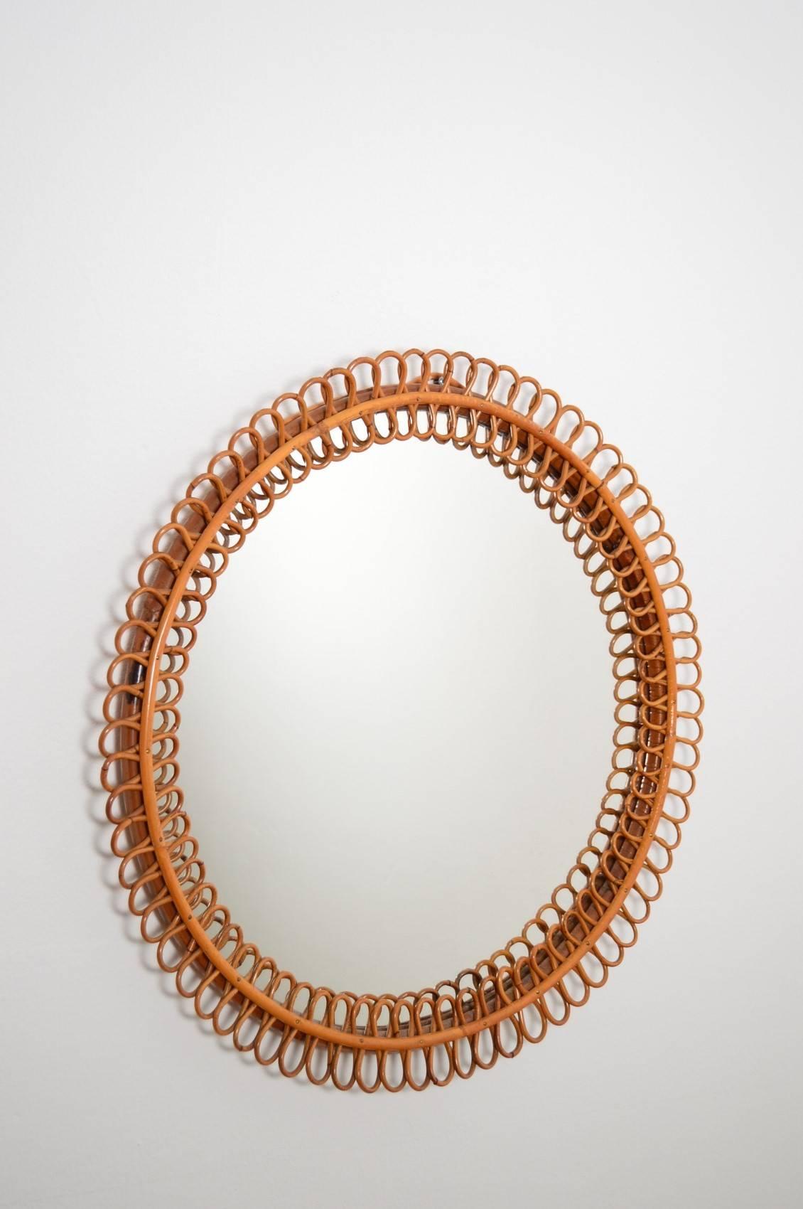 Beautiful big round wall mirror or Italian Riviera style mirror, made of natural rattan material.
Made in Italy in the 1970s.
Excellent condition.
At the backside one hook for wall hanging.
The mirror has been cleaned and is ready for use.