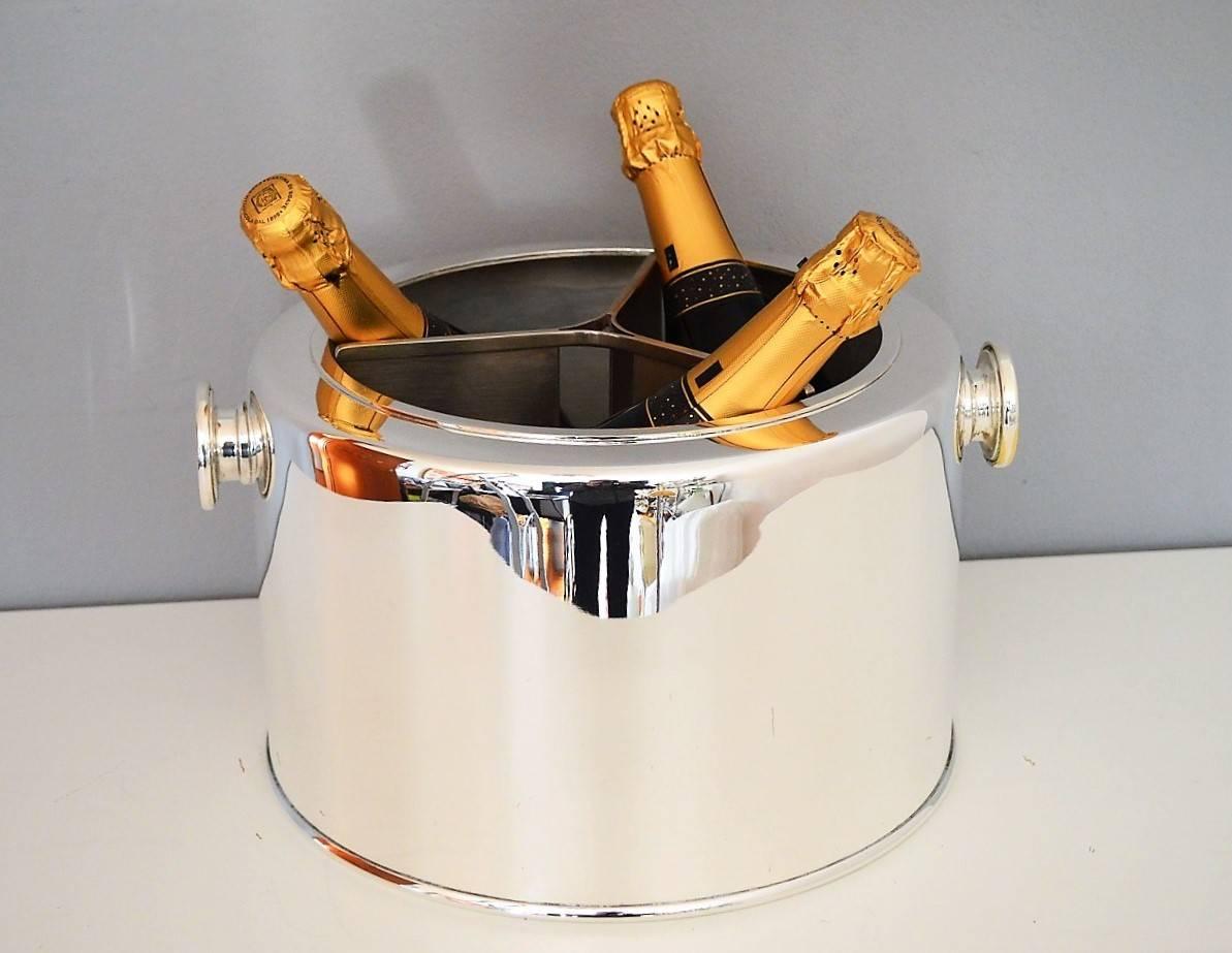 This versatile and large cooler has a removable centrepiece for dividing up to three bottles.
Alternatively it can be removed to keep a Magnum bottle of champagne.
It's an elegant centrepiece of high quality, which has been newly silver plated