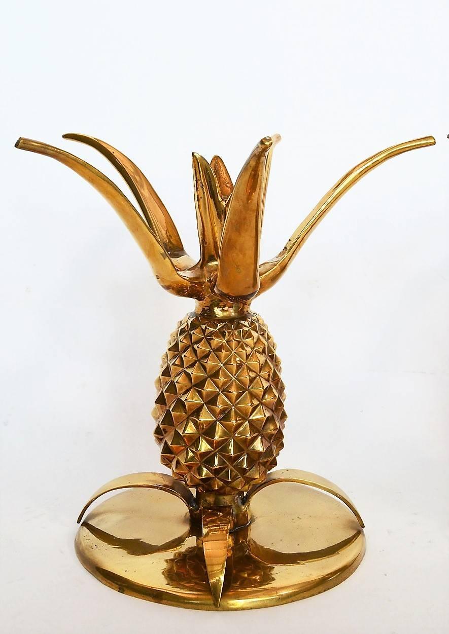 Beautiful side table handmade of full brass in the form of a pineapple.
Excellent craftmanship, made in France in the early 1970s.
With original matching square glass top.
The table is numbered.
During the years the brass have got a beautiful