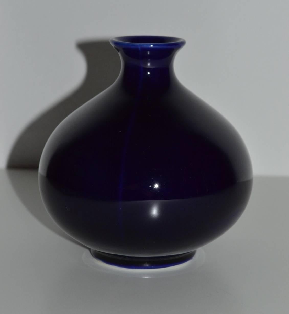 Beautiful vase designed and made by Guido Andlovitz for Societa' Ceramica Italiana di Laveno (S.C.I.), Lavenia, Italy, circa 1930s.
Ceramic vase with stunning shiny night blue surface finish (glaze), seems to be 