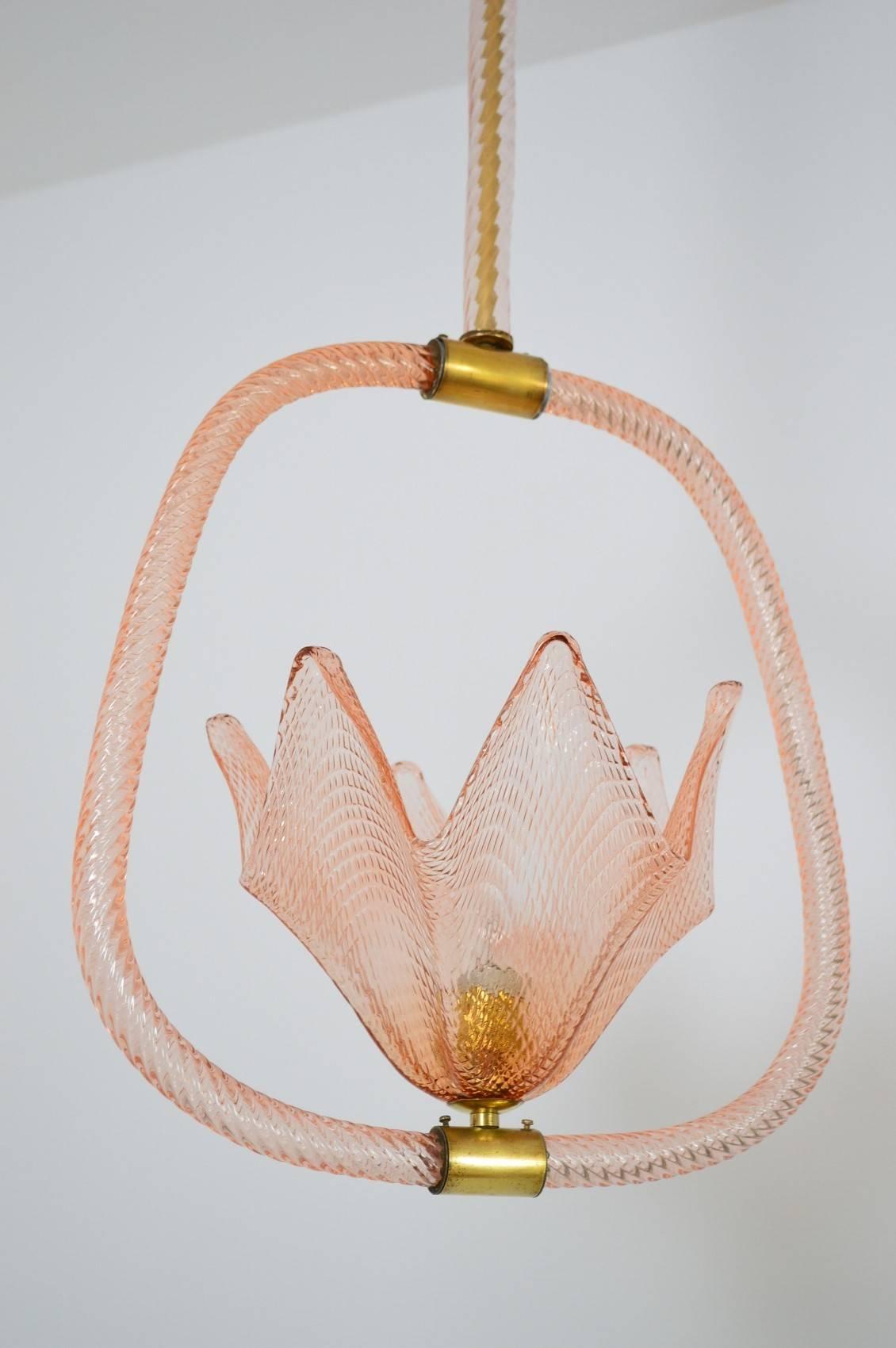 Beautiful pink Art Deco chandelier handcrafted by Ercole Barovier, Murano, Italy, 1940s.
This pink and gold chandelier, entirely handcrafted, with its large flower cup of Murano glass in the middle and the upper canopy, has been completely restored