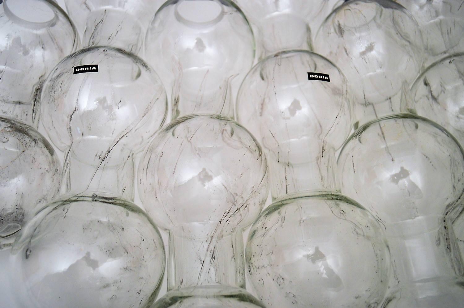 Kaskaden-Kronleuchter oder Hängeleuchte aus Glas und Chrom aus der Mitte des Jahrhunderts von Doria, 1980 (Aluminium) im Angebot