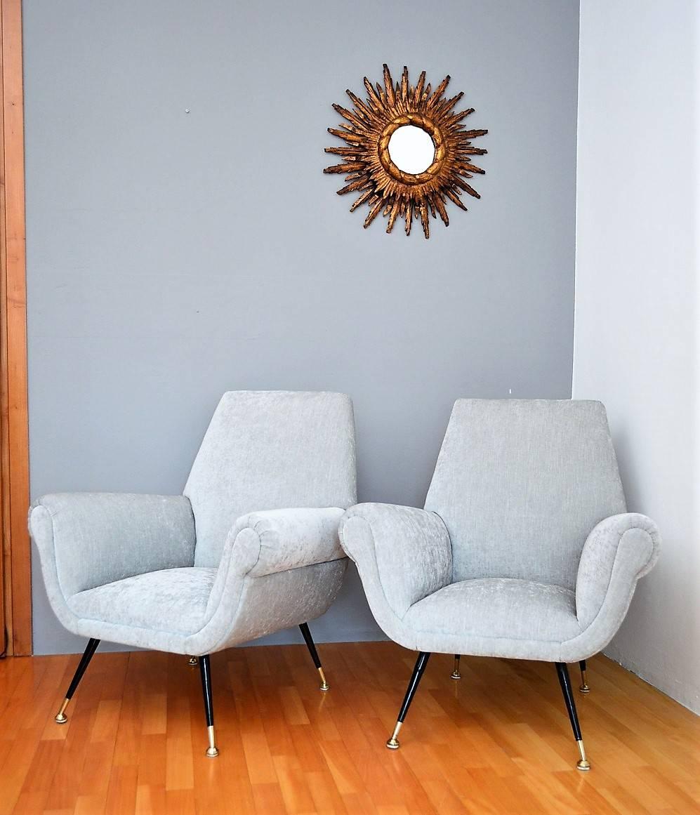 Schönes und sehr bequemes Paar italienischer Sessel oder Loungesessel aus der Mitte des Jahrhunderts, original aus den 1950er Jahren, mit Stilettofüßen aus Messing und weichem Samt in eleganter hellgrau-silberweißer Farbe.
Eine typische Form der