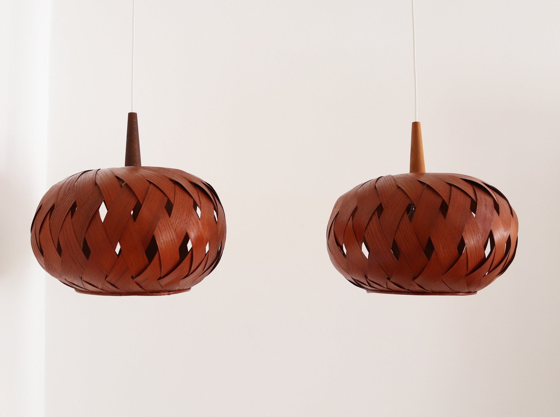 Mid-Century Modern Lampe à suspension suédoise en placage de pin organique et osier, années 1960 en vente