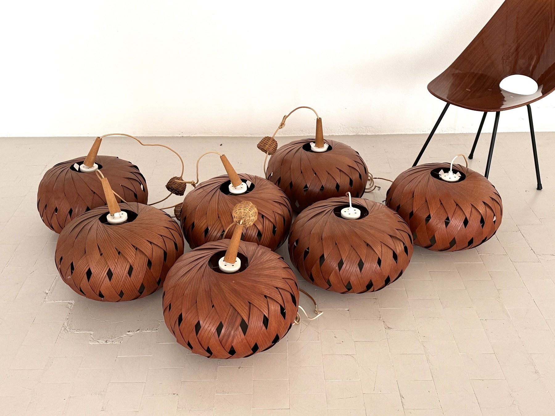 Lampe à suspension suédoise en placage de pin organique et osier, années 1960 en vente 3