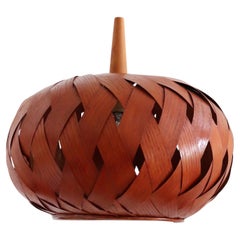 Schwedische Designer-Pendelleuchte aus Kiefernfurnier und Korbweide, 1960er Jahre