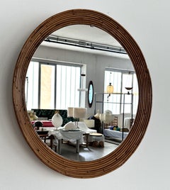 Espejo de pared circular italiano de ratán de mediados de siglo, década de 1960