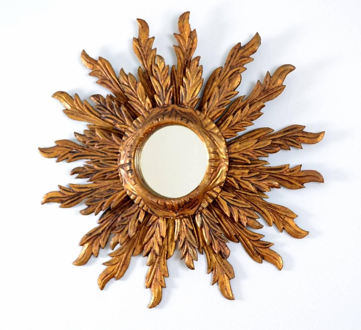 A beautiful old Italian sunburst mirror from the 1930s with its original mirrored glass.
The starburst giltwood is disposed in two layers and has a total of 32 sunbeams, divided by 16 per tier, of different heights and lengths.
Each part is